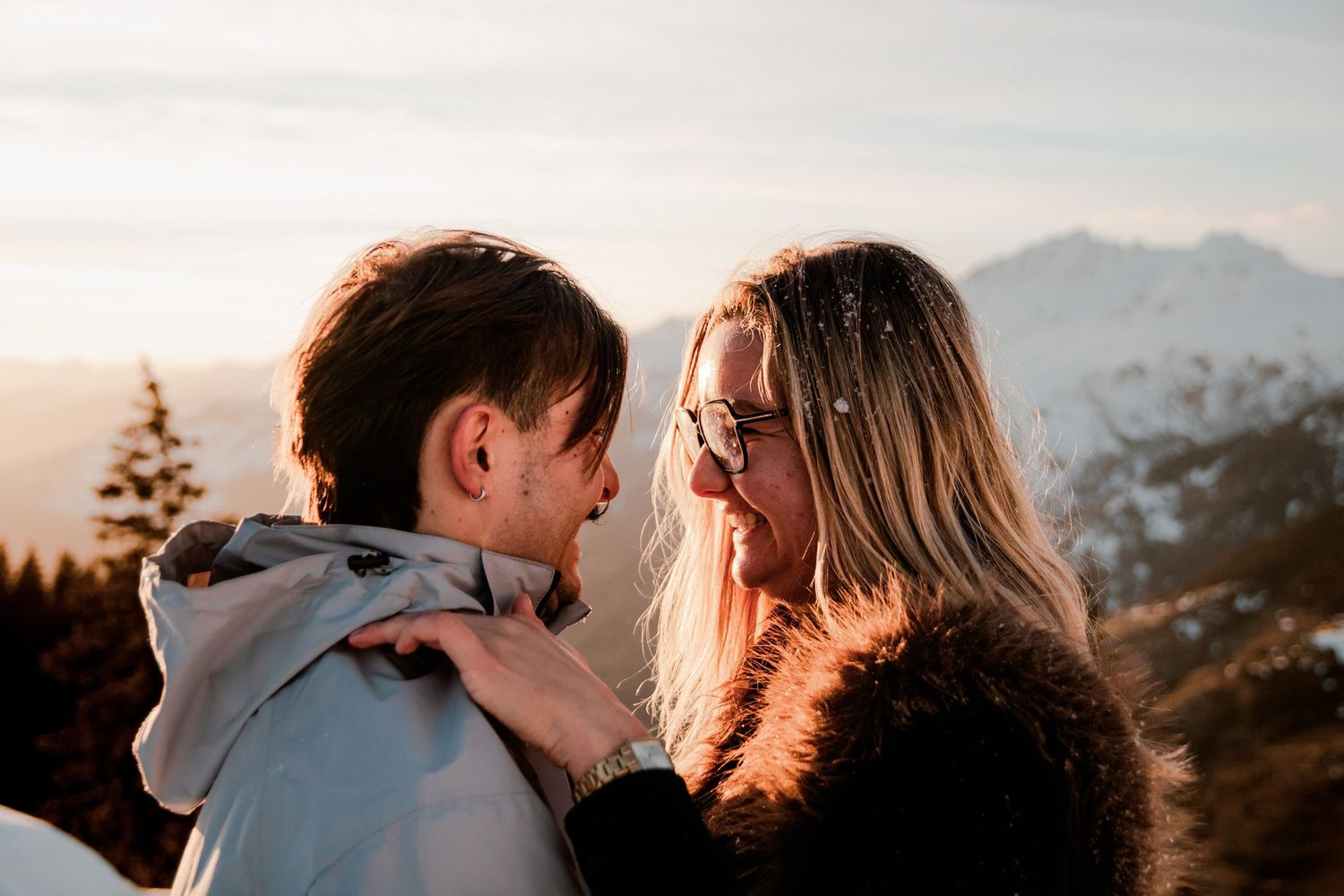 Elisa et Edgar photo couple bataille de neige devant coucher de soleil, montagne enneigé , la Rosière Bourg-St-Maurice, Alicia Casanova