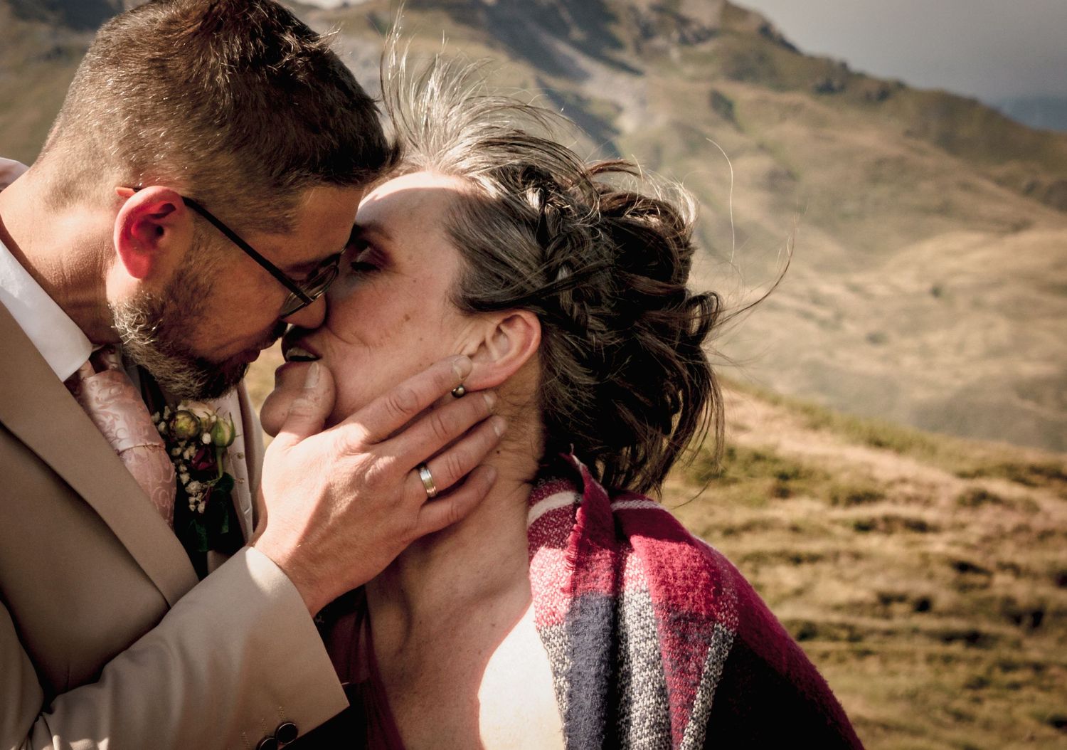 Couple en train de s'embrasser en montagne - Séance photo mariage par Alicia Casanova en Savoie, émotion et paysages naturels