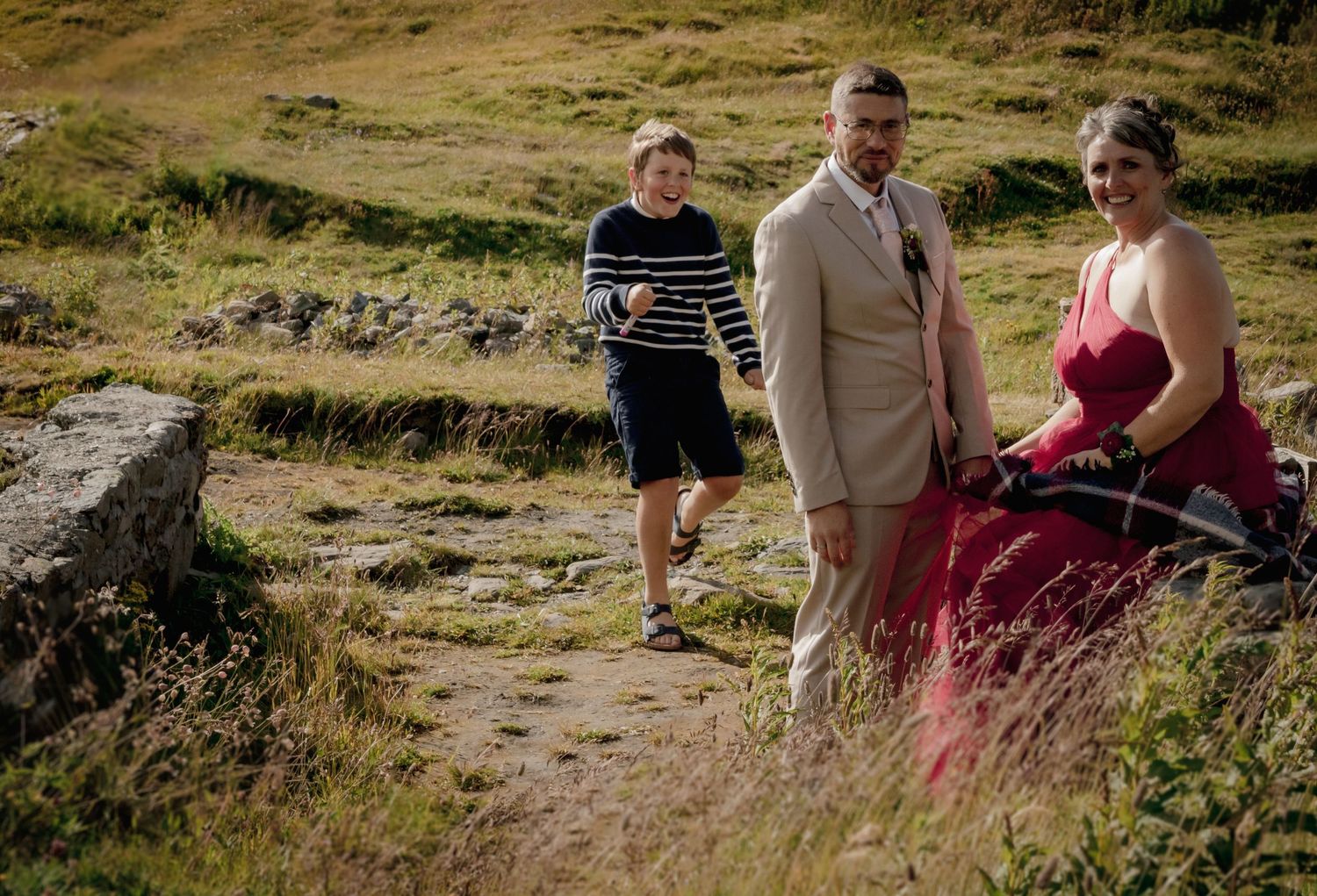 Photo de famille lors d'un reportage mariage nature, au col du petit st Bernard en Savoie par Alicia Casanova. complicité et authenticité.