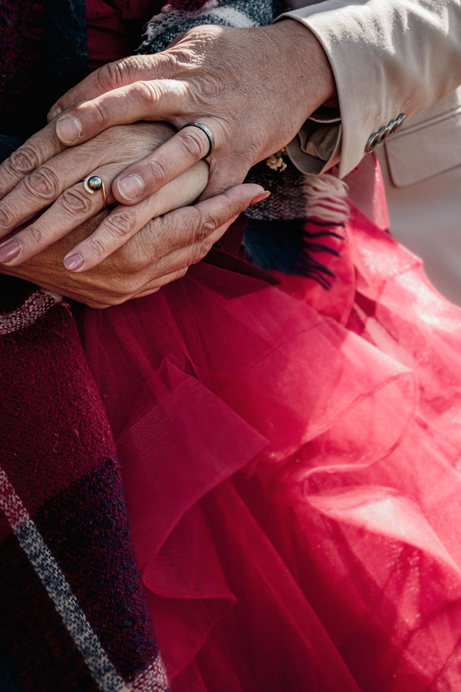 Mains unies, alliances – Alicia Casanova capture l'intimité et la tendresse de votre mariage en Savoie. Détails qui racontent votre histoire