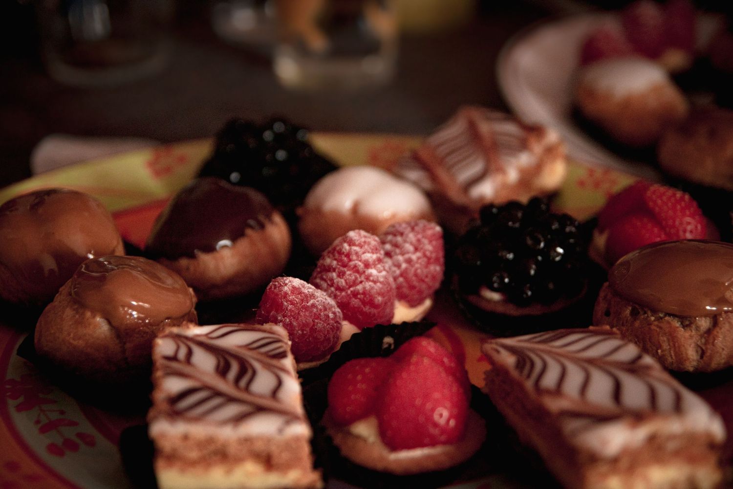 Gros plan sur une sélection de douceurs sucrées pour un buffet de dessert gourmand.