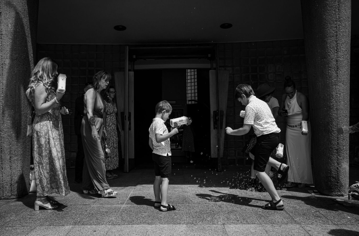 Photo en noir et blanc du reportage de mariage d'Aurélie et Johnny, sortie de mairie de Bourg-Saint-Maurice en Savoie, Alicia Casanova photo