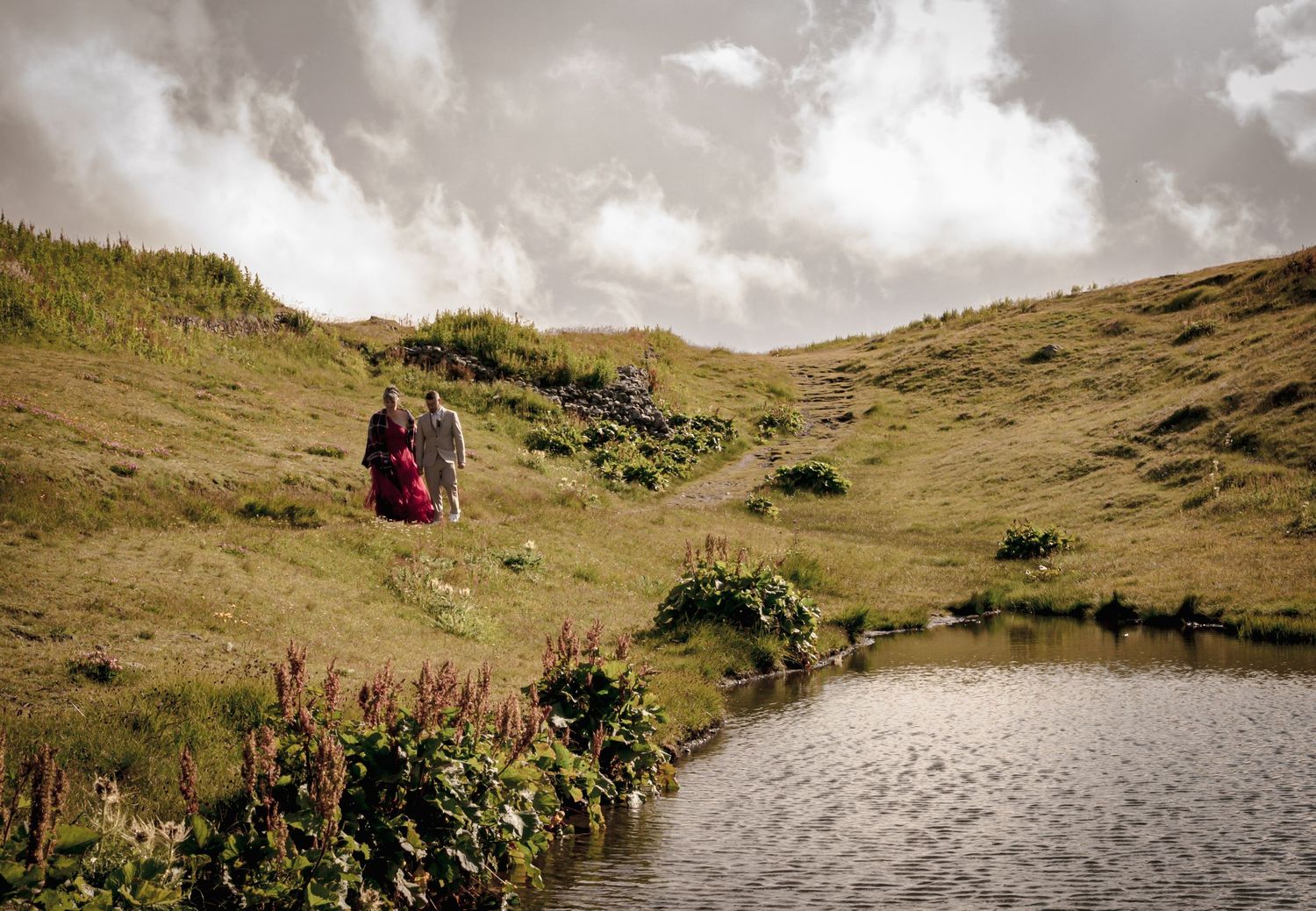 Couple mariage romantique en Savoie – Alicia Casanova immortalise votre complicité en pleine nature. Paysages préservés, émotions pures.