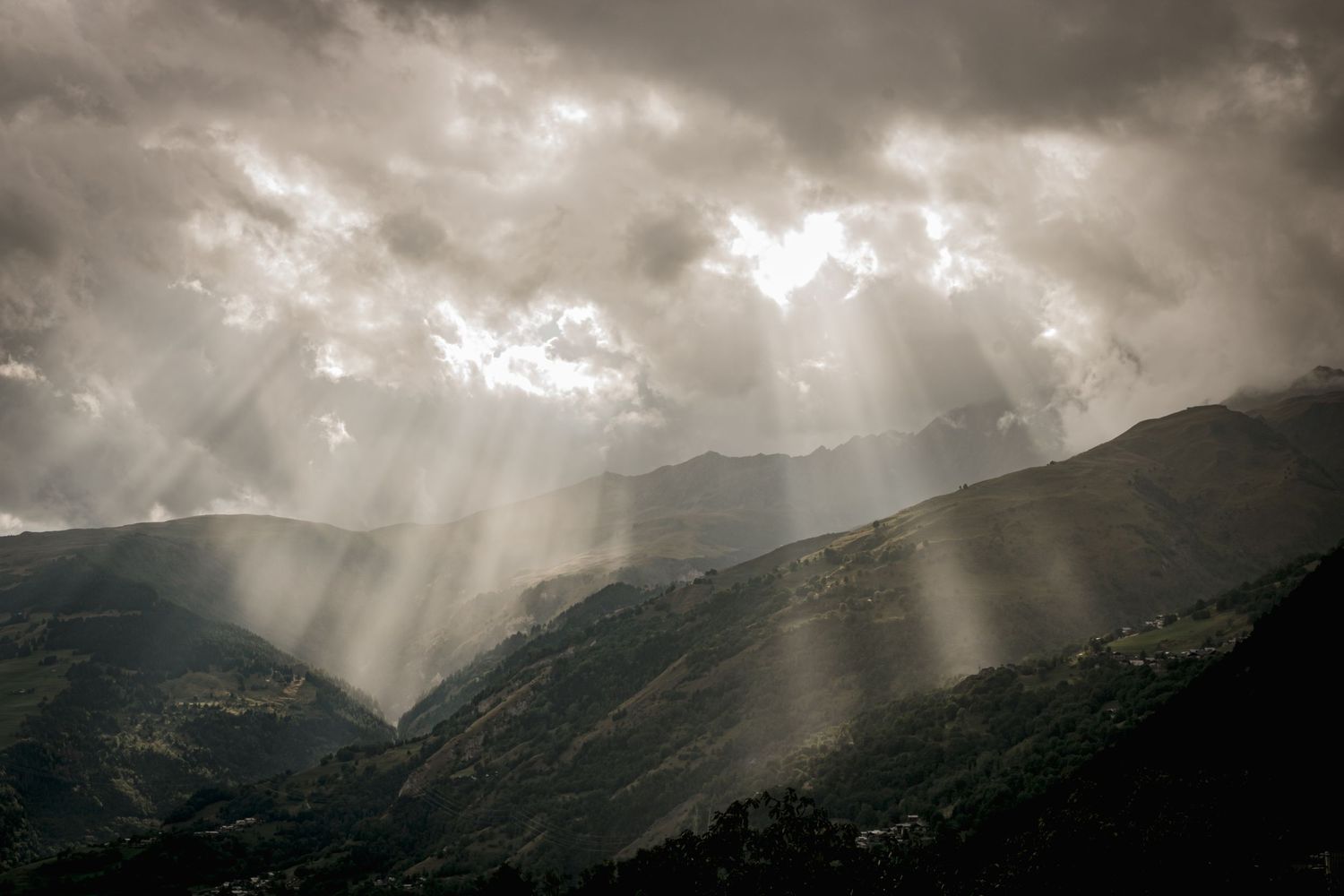 Parcequ'Alicia Casanova attache de l'importance au cadre naturel, voici une photo d'une vue sur la valée Avec le soleil qui perce les nuages
