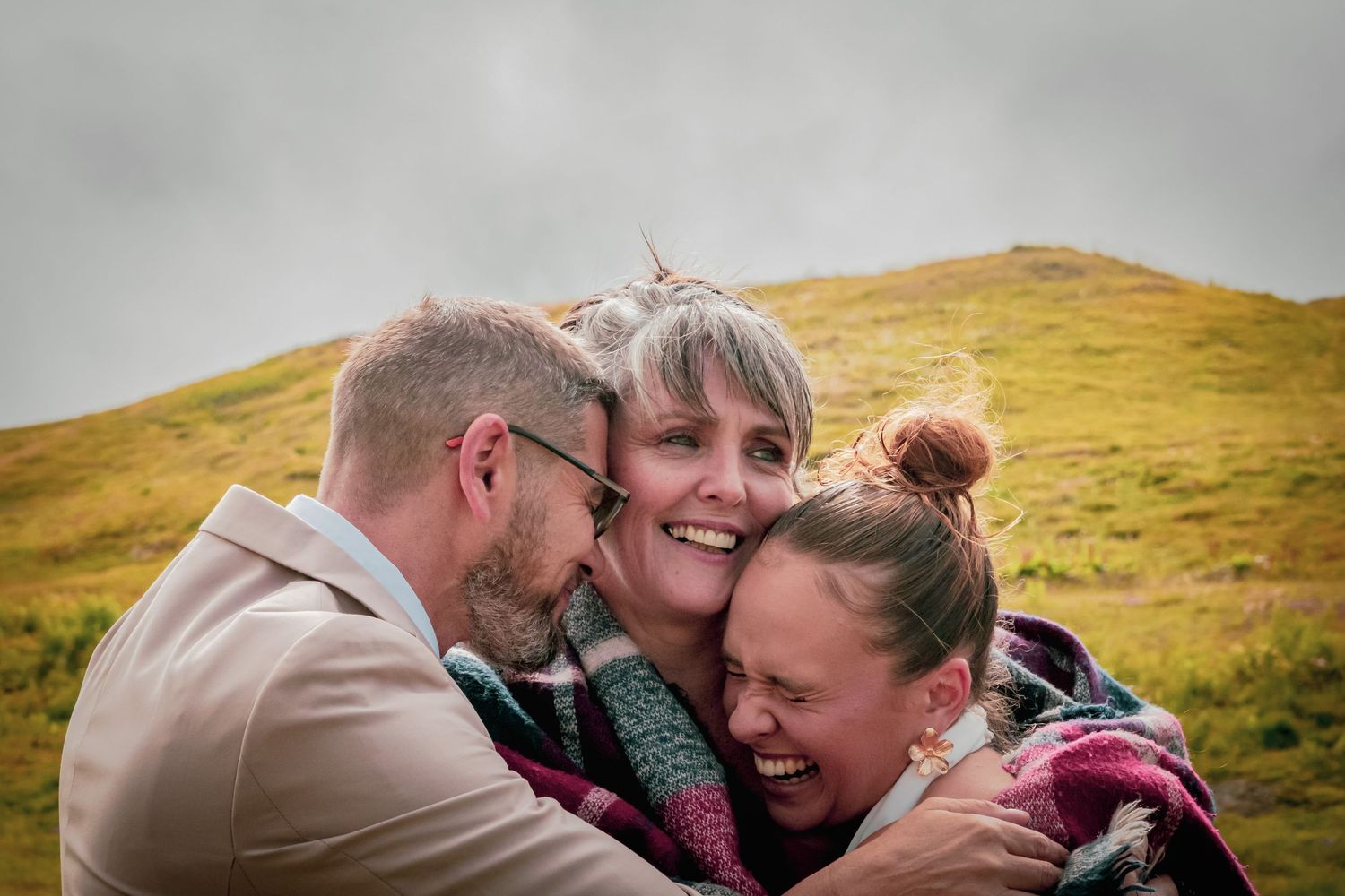 Photo de famille au mariage d'Aurélie et Johnny, calin avec leur fille, complicité, émotions au Col du Petit Saint Bernard, Alicia Casanova