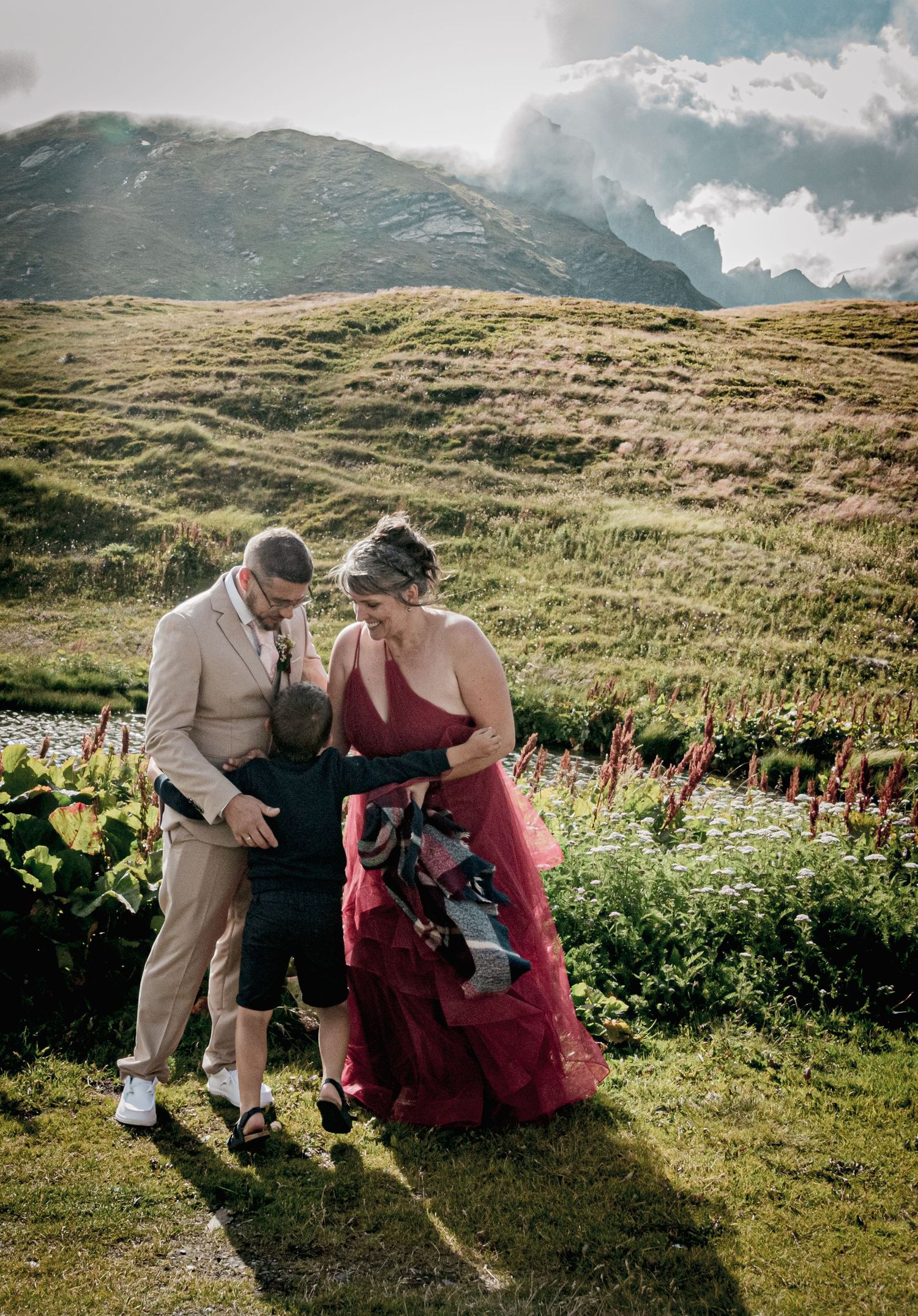 Moment de complicité pour ce reportage mariage – Séance joyeuse et spontanée par Alicia Casanova en Savoie. Rires et tendresse en montagne