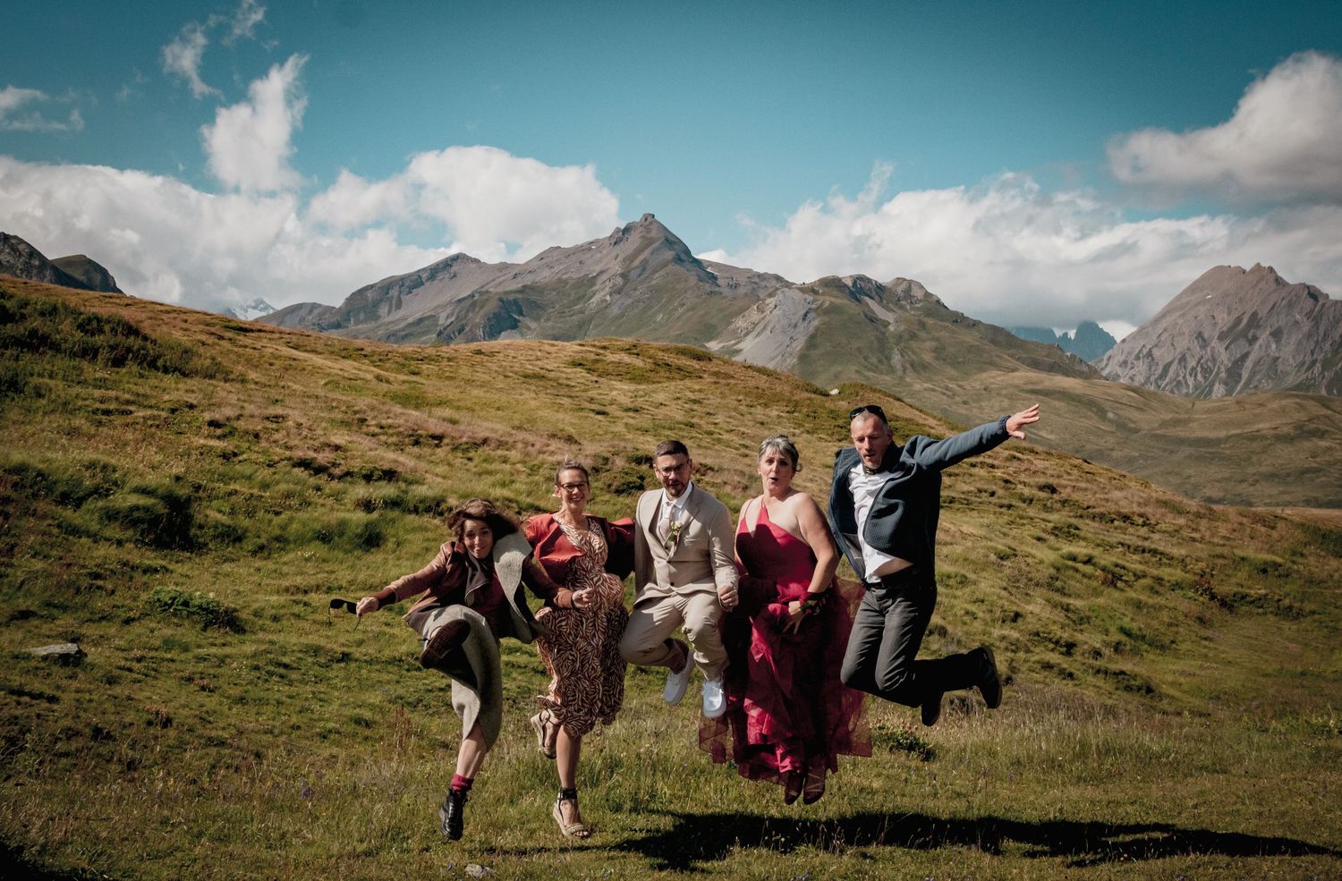 Groupe joyeux en extérieur Savoie - photo de mariage Alicia Casanova, ambiance décontractée et paysages naturels pour souvenirs uniques