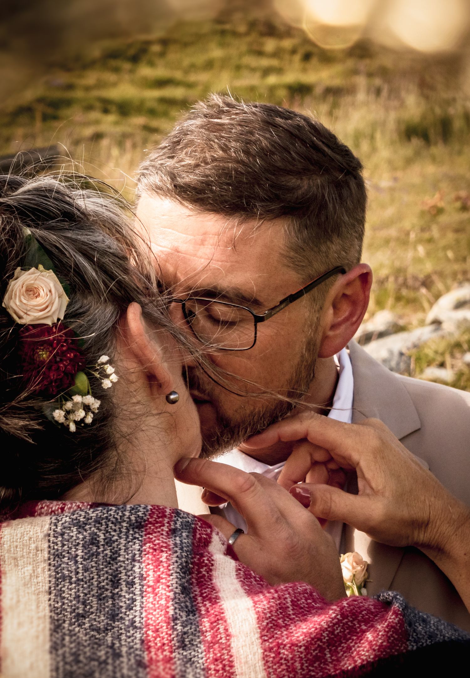 Tendre baiser en pleine nature – Alicia Casanova immortalise l'amour et la complicité de votre mariage en Savoie. Des instants authentiques