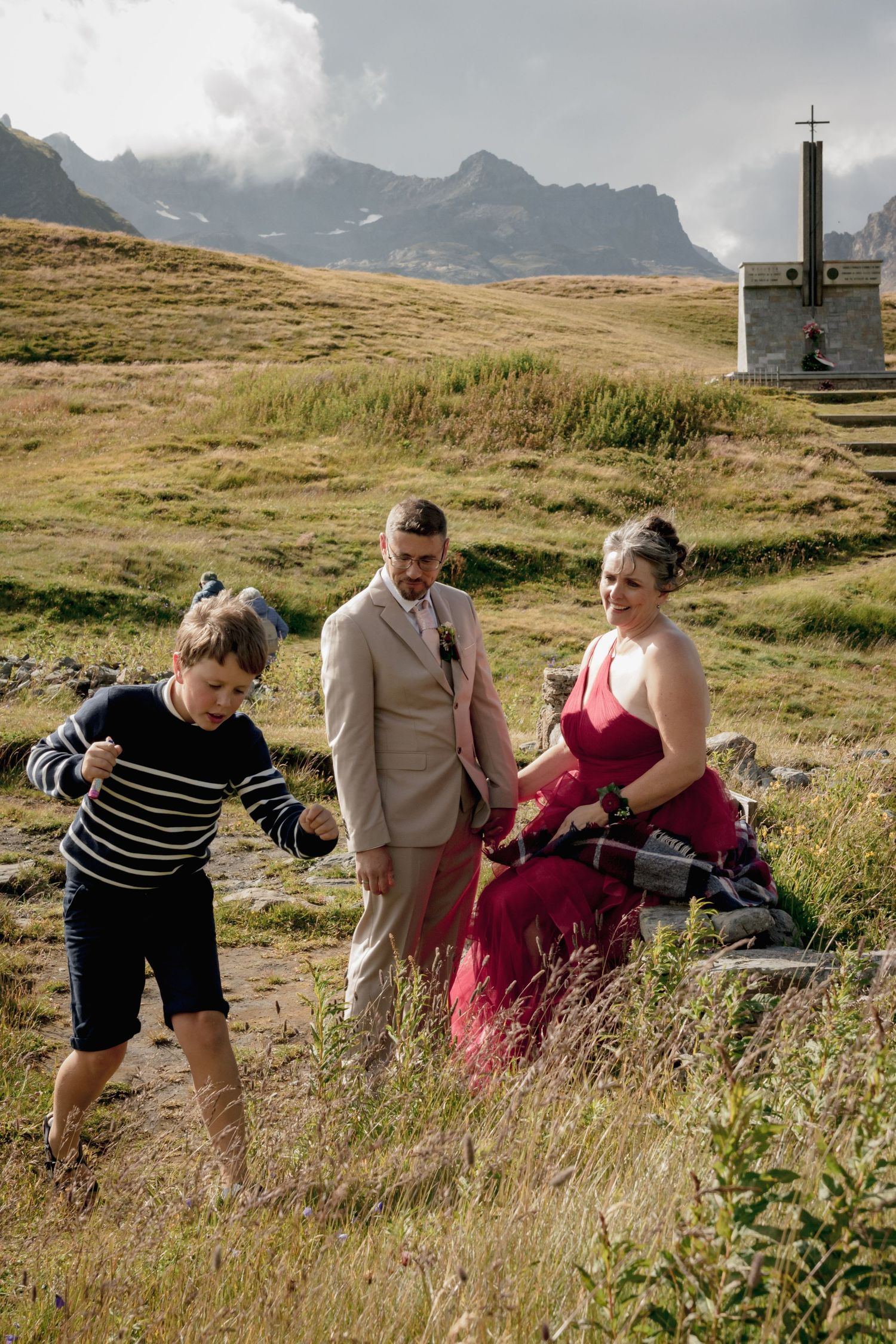 Photo de famille lors d'un reportage mariage nature, au col du petit st Bernard en Savoie par Alicia Casanova. complicité et authenticité.