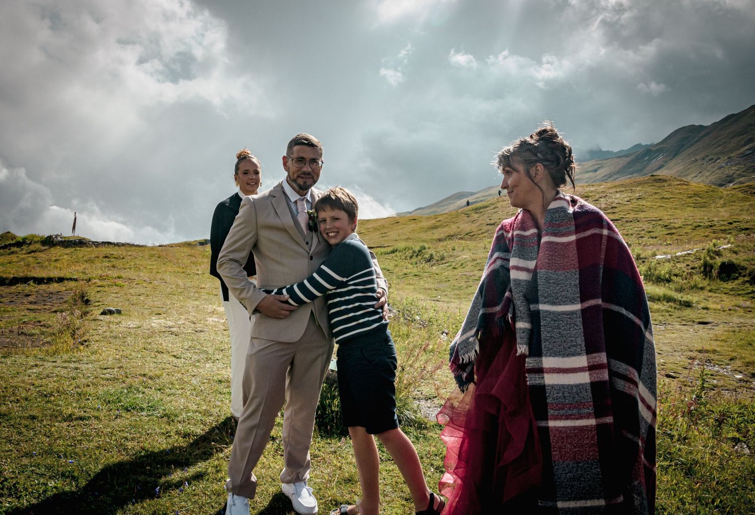 Famille heureuse en montagne Savoie - Séance photo mariage Alicia Casanova, costume, plaid et paysages naturels pour souvenirs authentiques