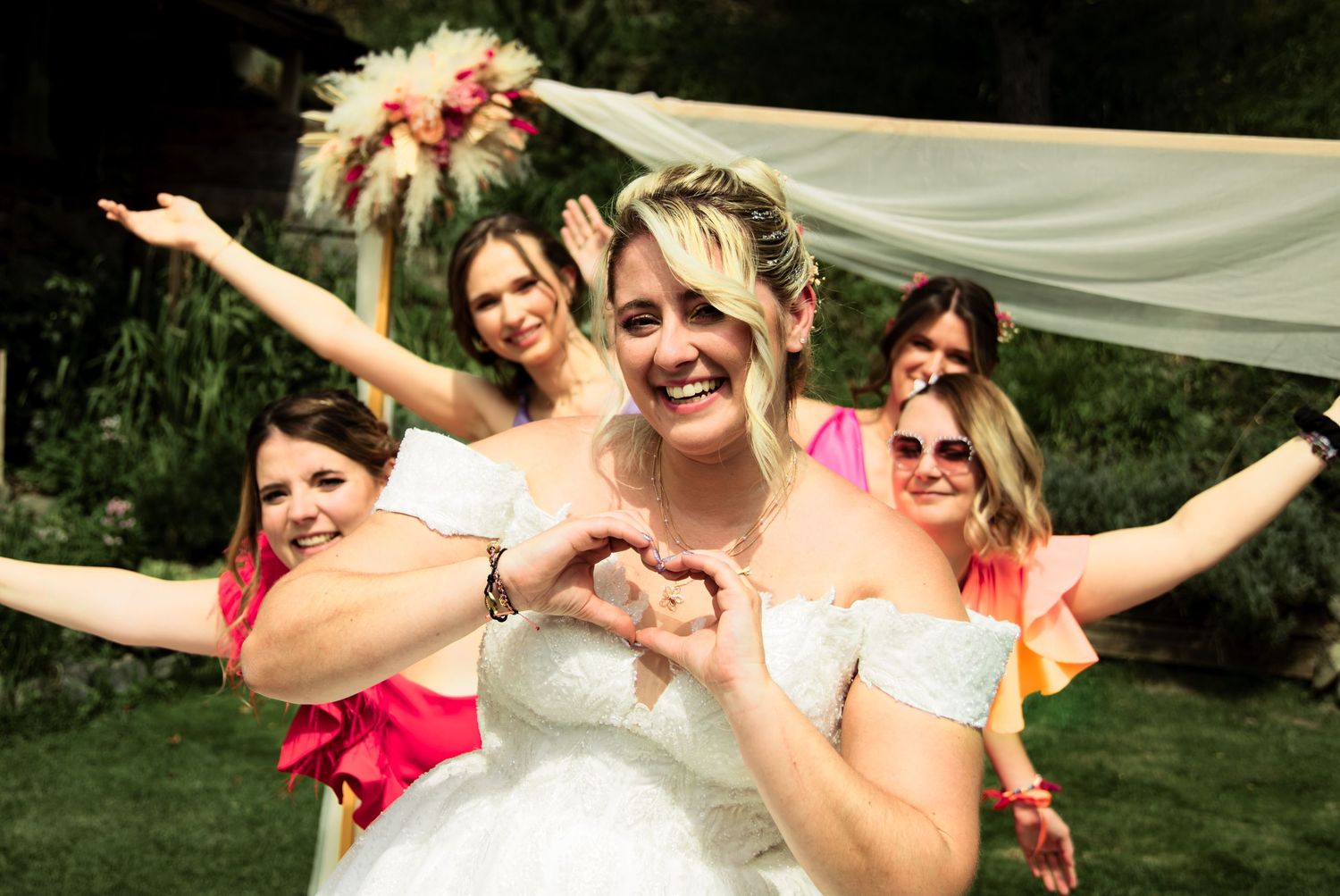 Photo d'une mariée et demoiselles d'honneur,  mariage couleurs acidulées, dans le jardin de la ferme d'Angèle à Séez. photo Alicia Casanova