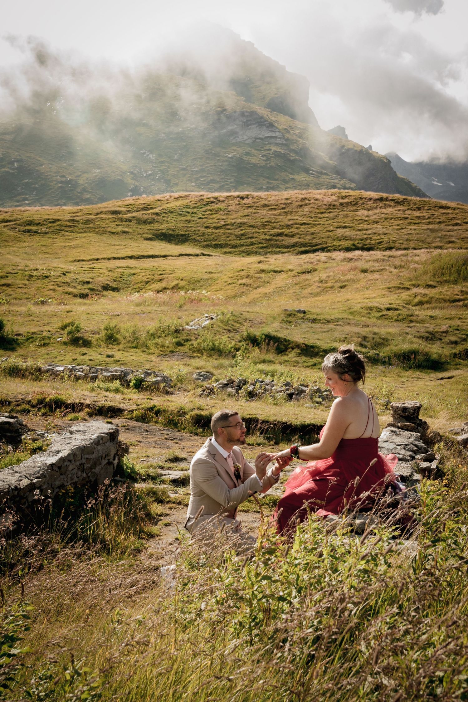 Photo de couple lors d'un reportage mariage nature, au col du petit st Bernard en Savoie par Alicia Casanova. complicité et authenticité.