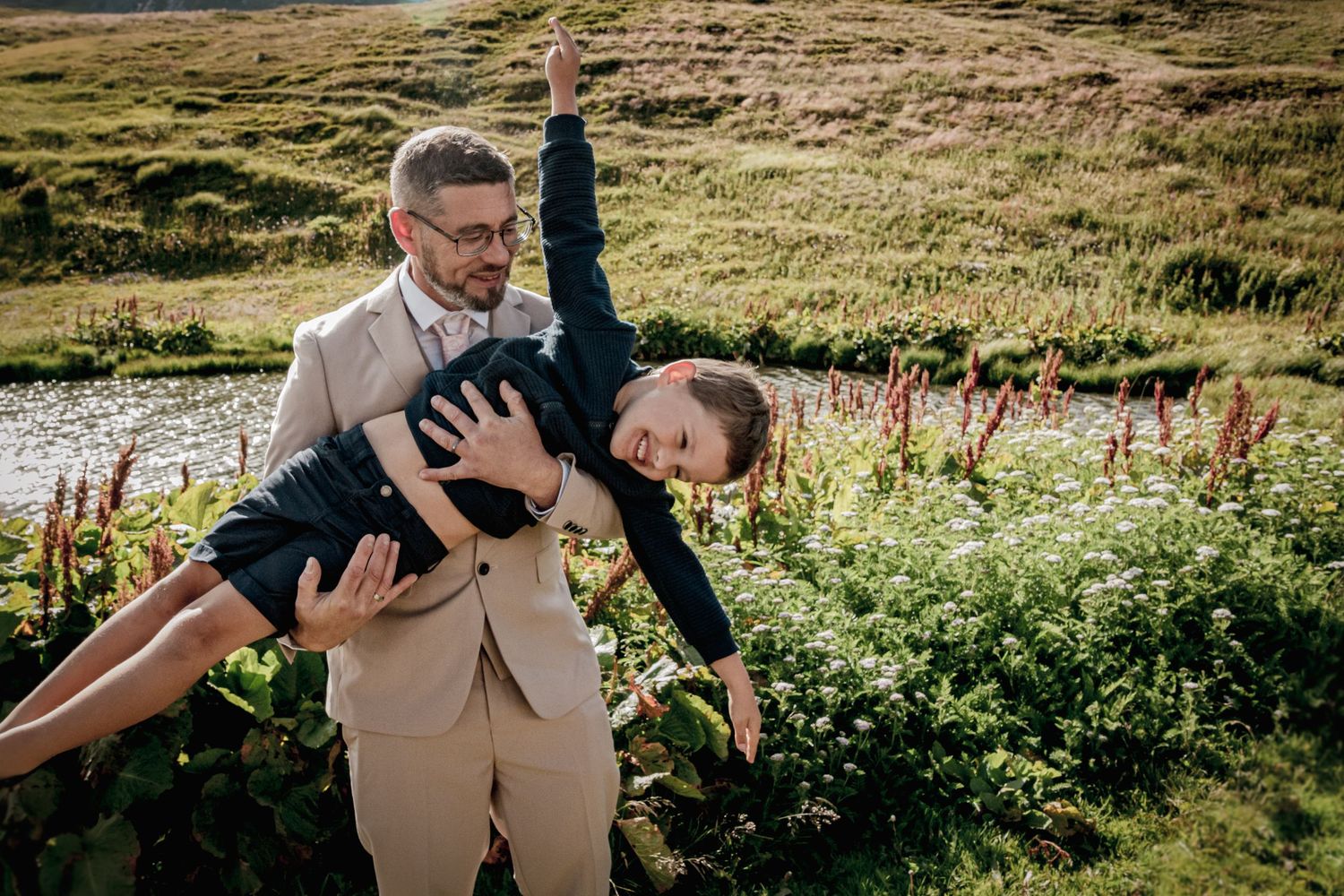 Moment de complicité en pleine nature – Séance joyeuse et spontanée par Alicia Casanova en Savoie. Rires, tendresse reportage mariage.