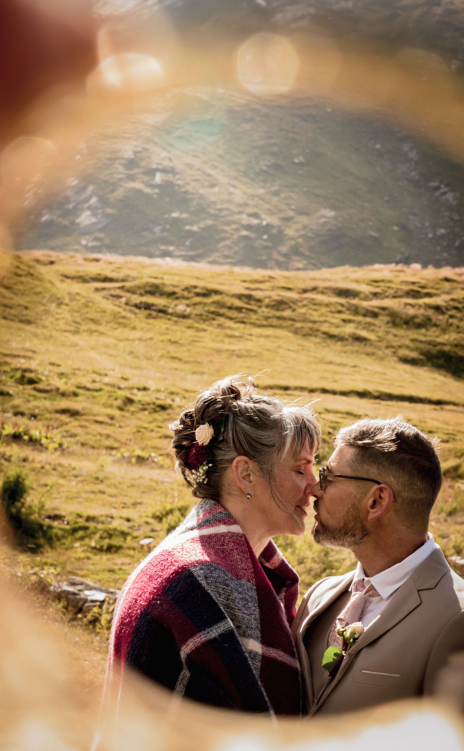 Connexion  et grand amour– Alicia Casanova immortalise la complicité de votre mariage en Savoie. Instants authentiques  en montagne.