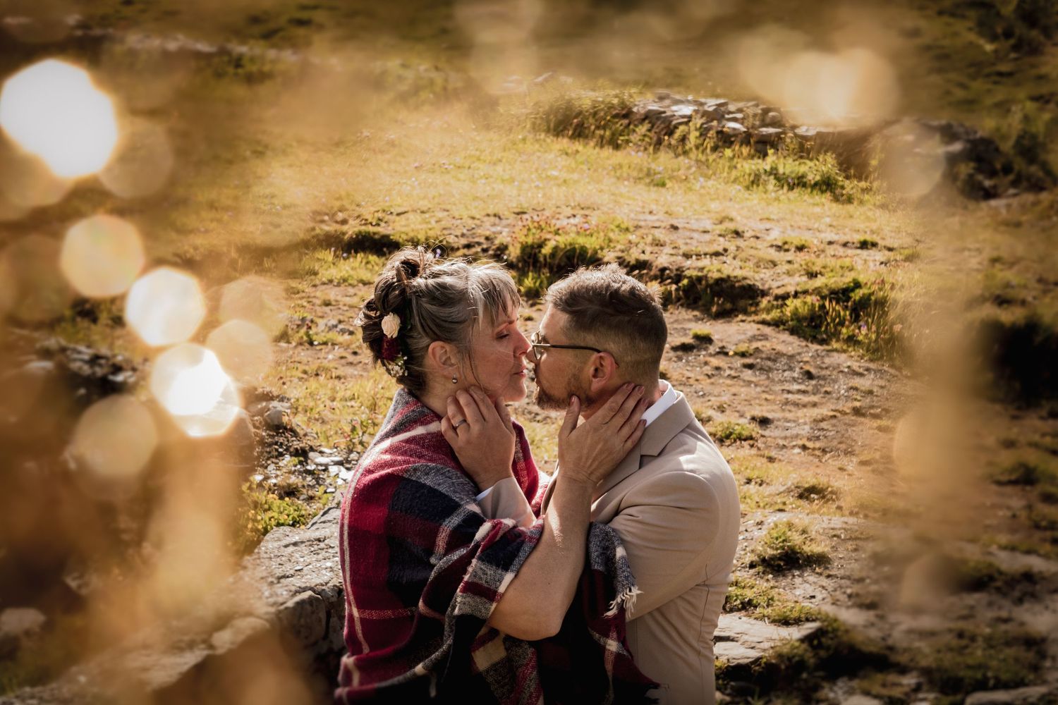 Connexion  et photo intemporelle– Alicia Casanova immortalise l'amour et la complicité de votre mariage en Savoie. Instants authentiques