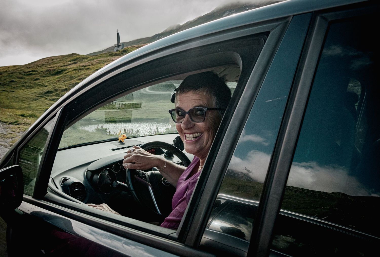 Photo de départ de cortège de mariage en voiture au Col du Petit Saint Bernard. Reportage Authentique.