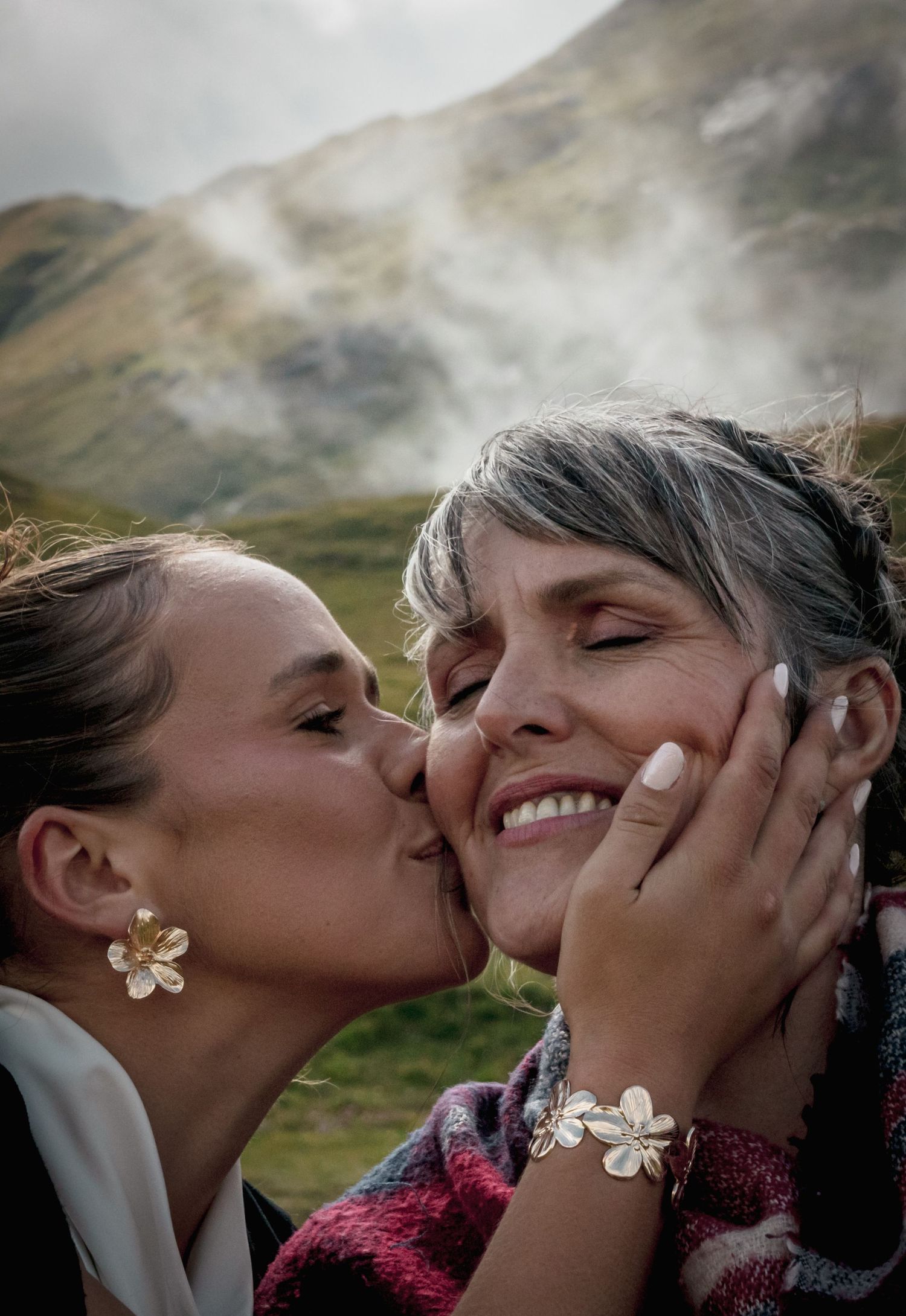 Moment tendre mère-fille en montagne Savoie - Séance photo famille émotionnelle par Alicia Casanova, bijoux floraux et paysages naturels