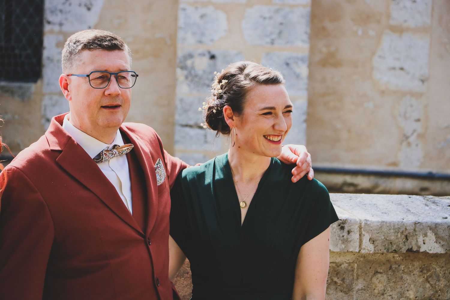 Le marié avec sa belle-soeur élégants et plein d'émotion lors d’un mariage en extérieur, ambiance chaleureuse et naturelle devant une église