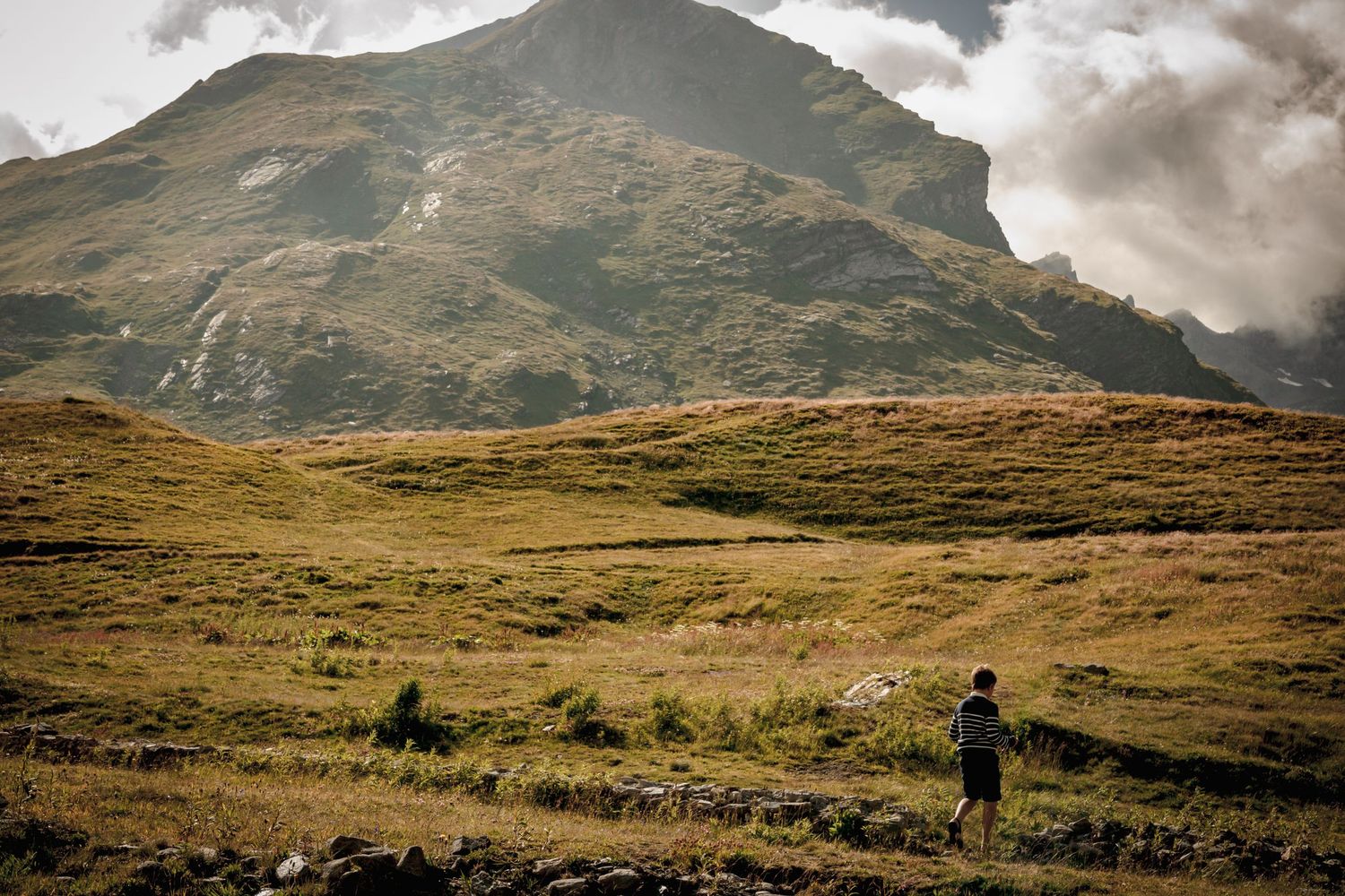 Paysage grandiose Col du Petit Saint Bernard en Savoie avec un enfant qui joue au mariage d'Aurélie et Johnny, reportage d'Alicia Casanova