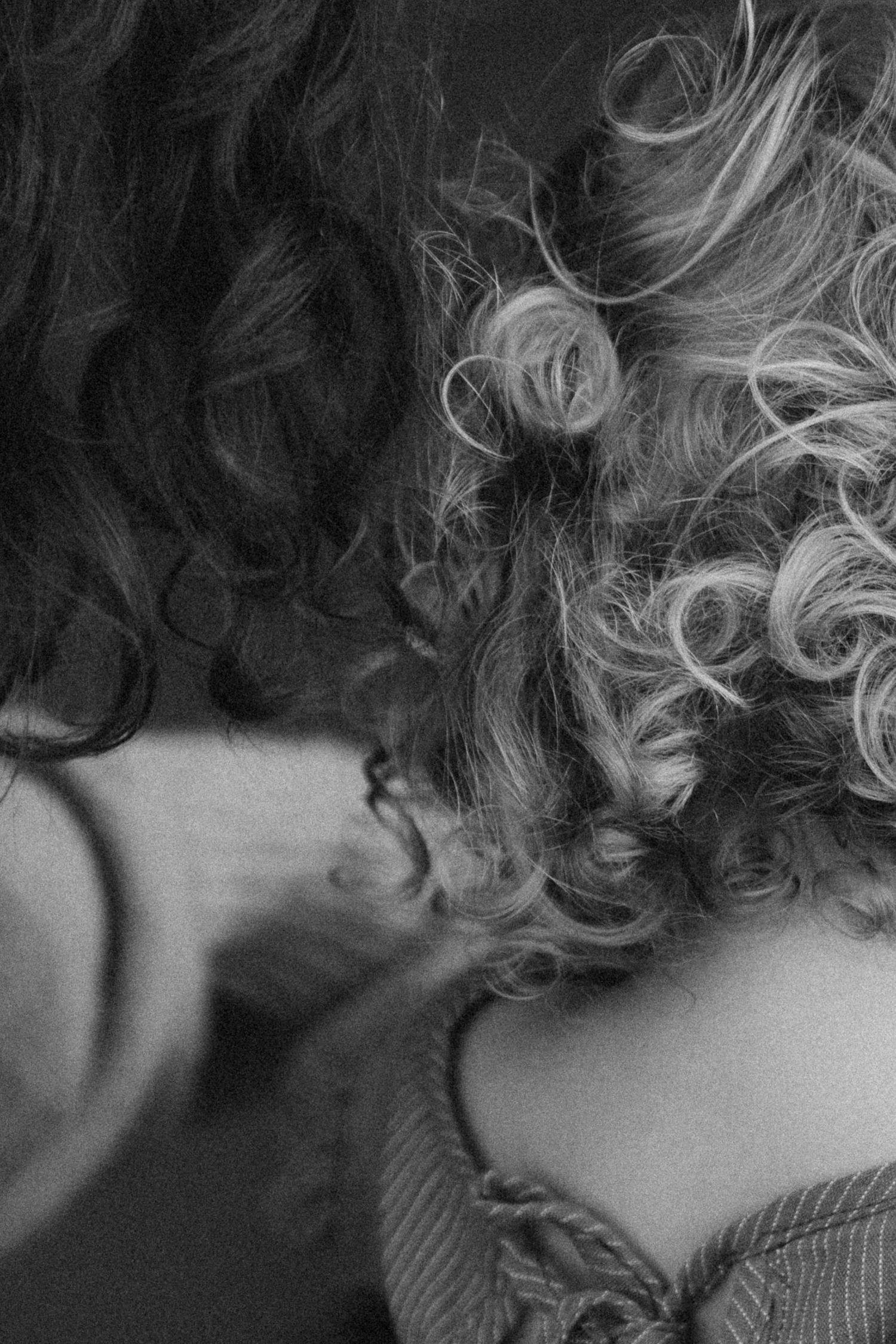 Details of a little girl's curly hair in black and white during an outdoor photoshoot