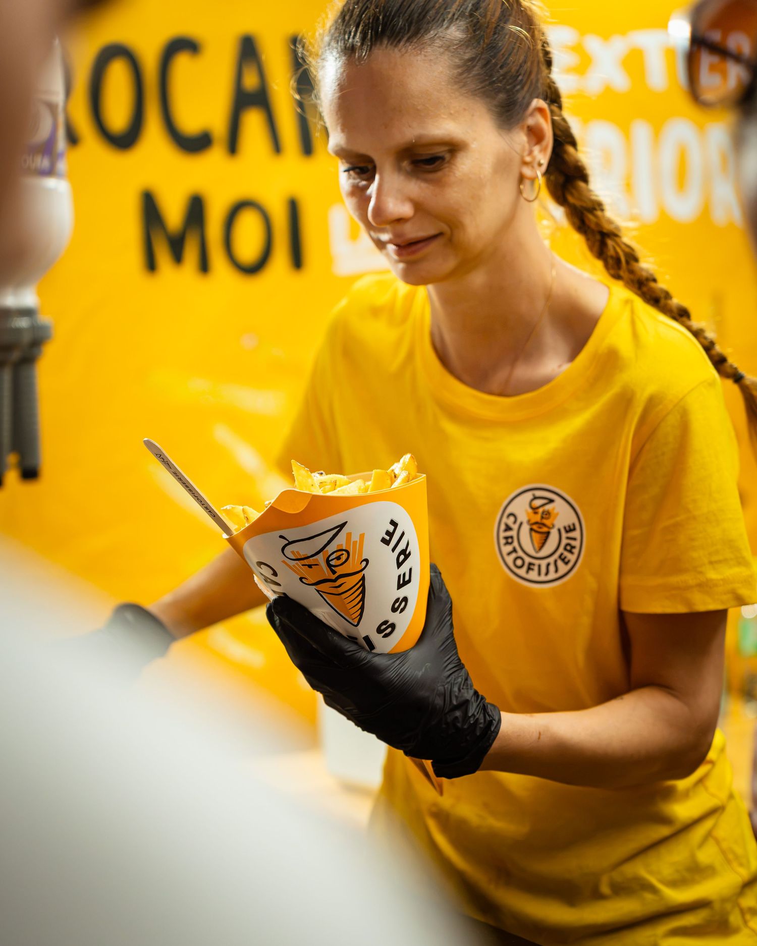 Hostess servind mancare la un stand stradal de festival, fotografie comerciala