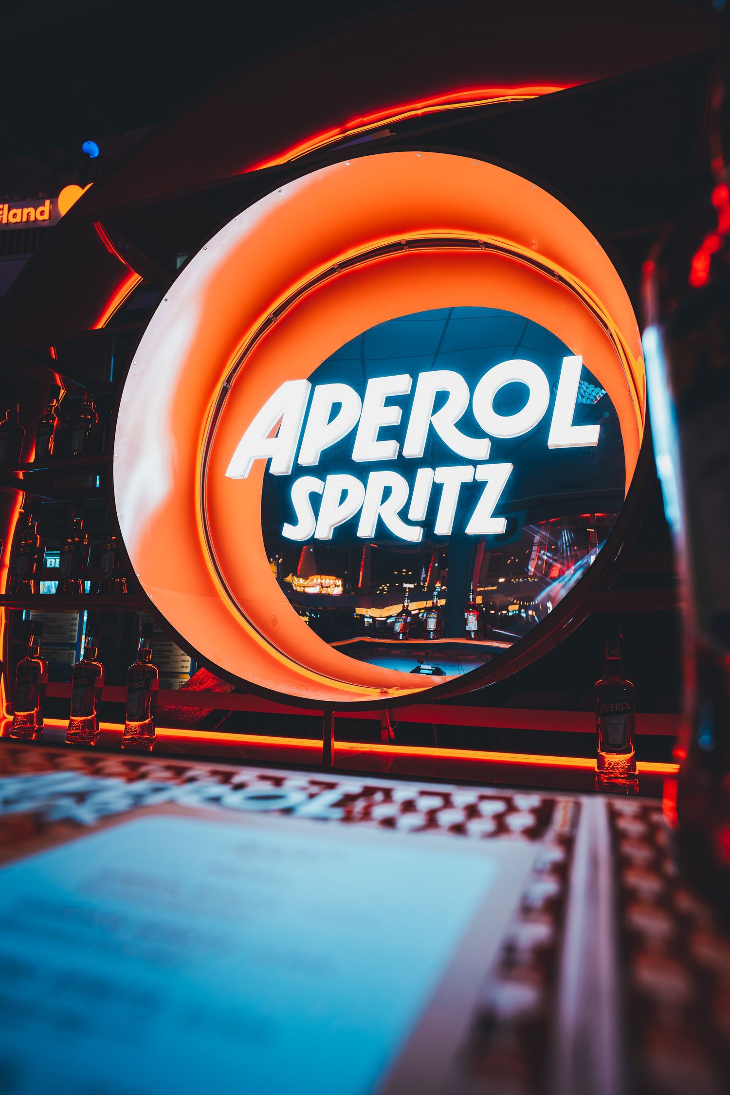 Semn luminos de neon Aperol Spritz intr-un bar pe timp de noapte, fotografie comerciala de locatie