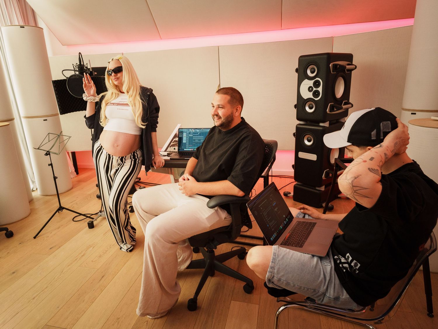 Sesiune de inregistrari muzicale in studio cu artisti si producatori, cadru documentar
