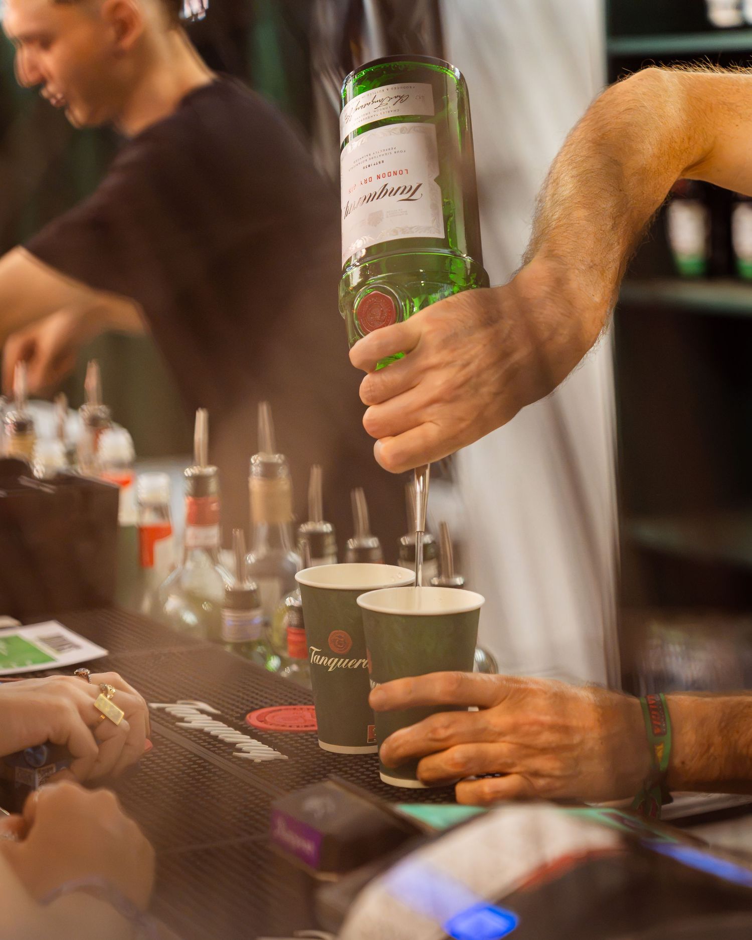 Barman pregatind bauturi la barul unui festival in aer liber, fotografie fotojurnalistica