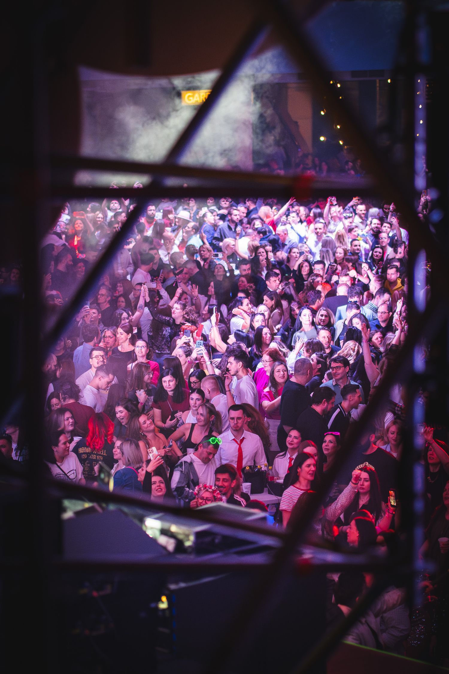 Multime de participanti la festival vazuta prin structura metalica a scenei