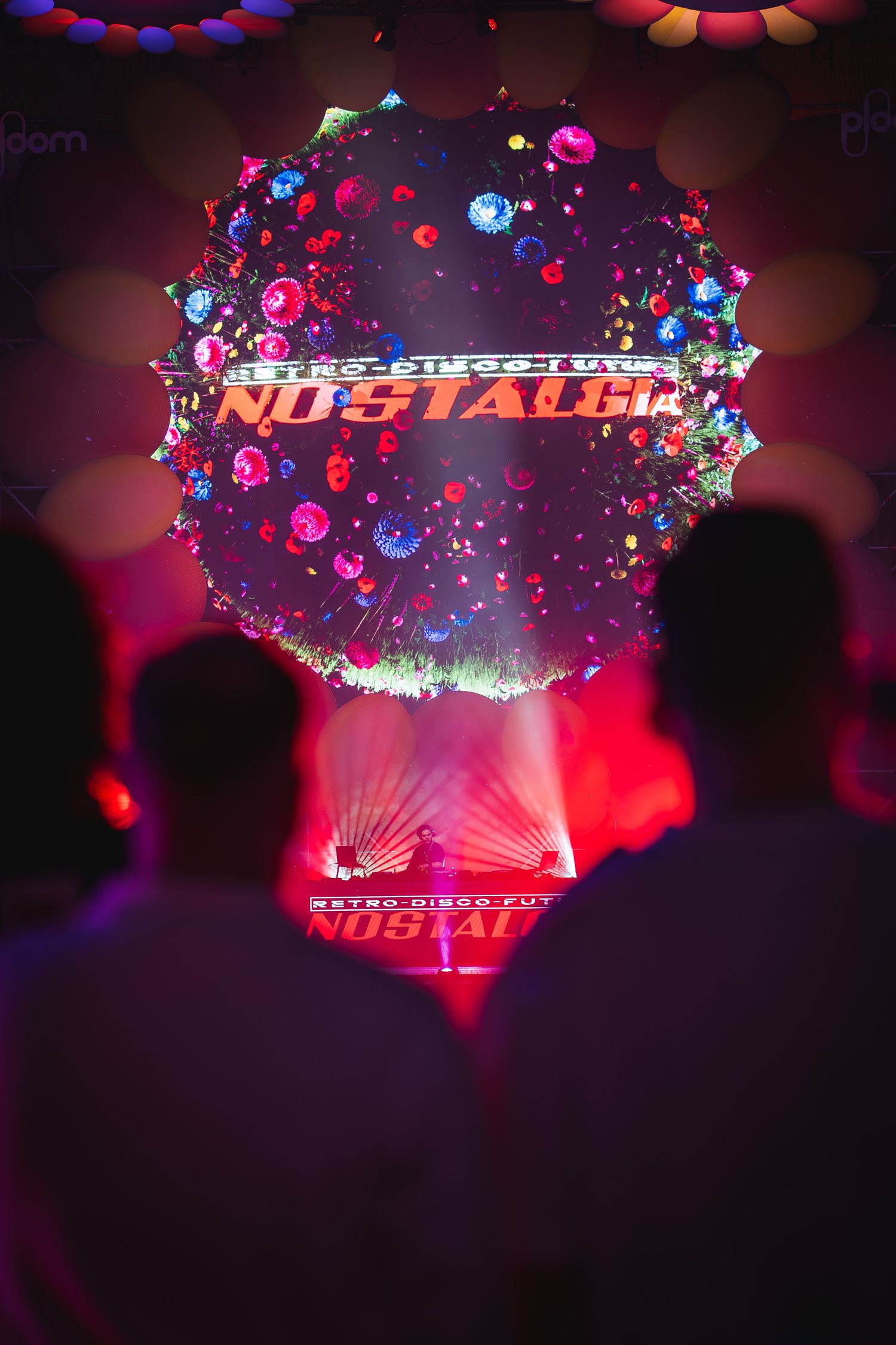 Glob disco tematic Nostalgia cu lumini LED si siluetele multimii la petrecere