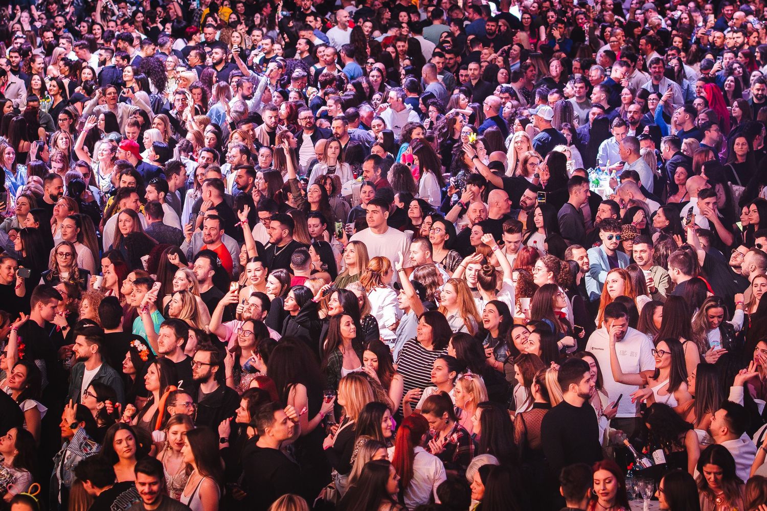 Vedere de sus cu multimea numeroasa si energica la un festival de muzica