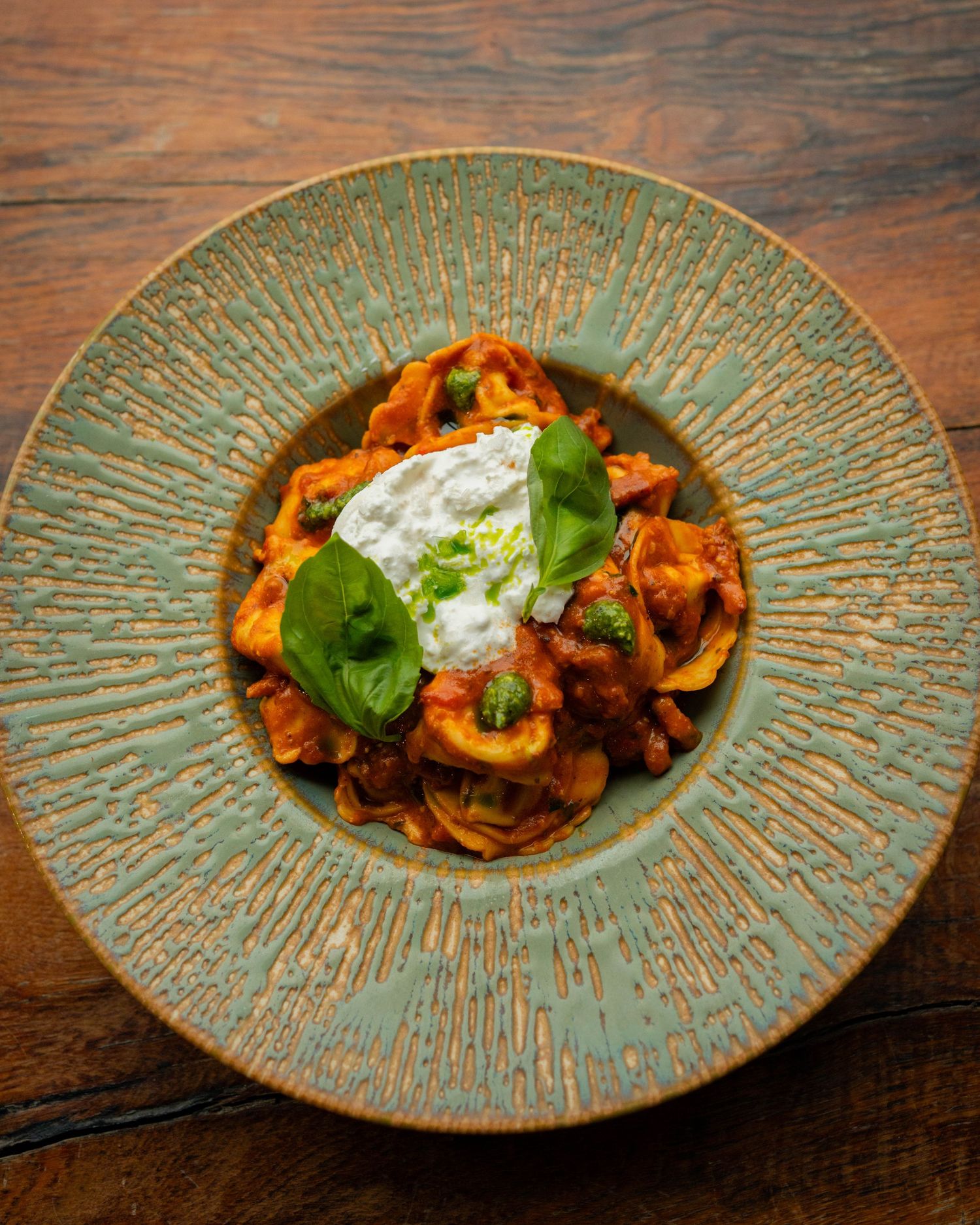 Bol rustic din ceramica cu paste, sos de rosii si ricotta, fotografie culinara