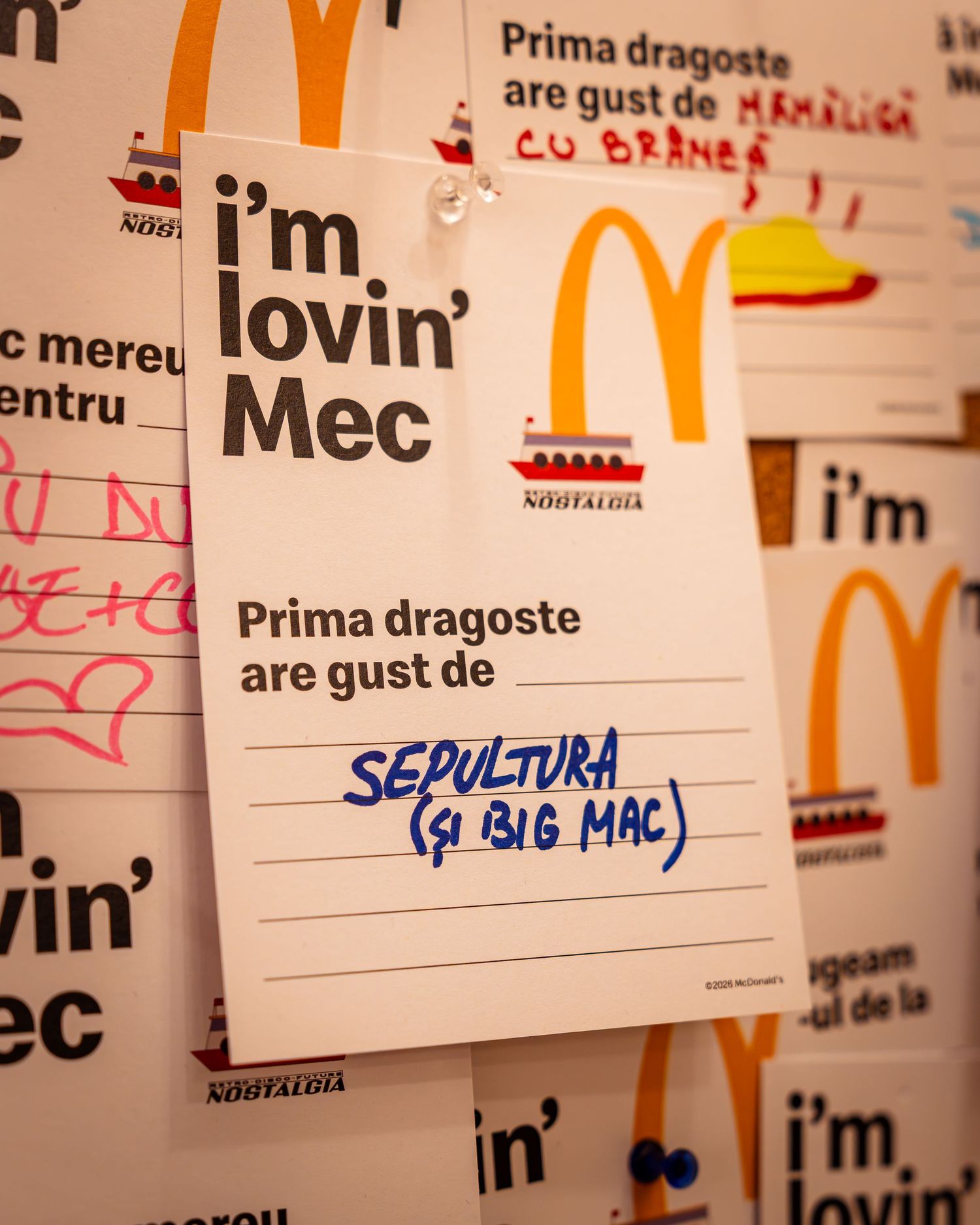 Perete interactiv McDonald s cu mesaje scrise de miza la un festival