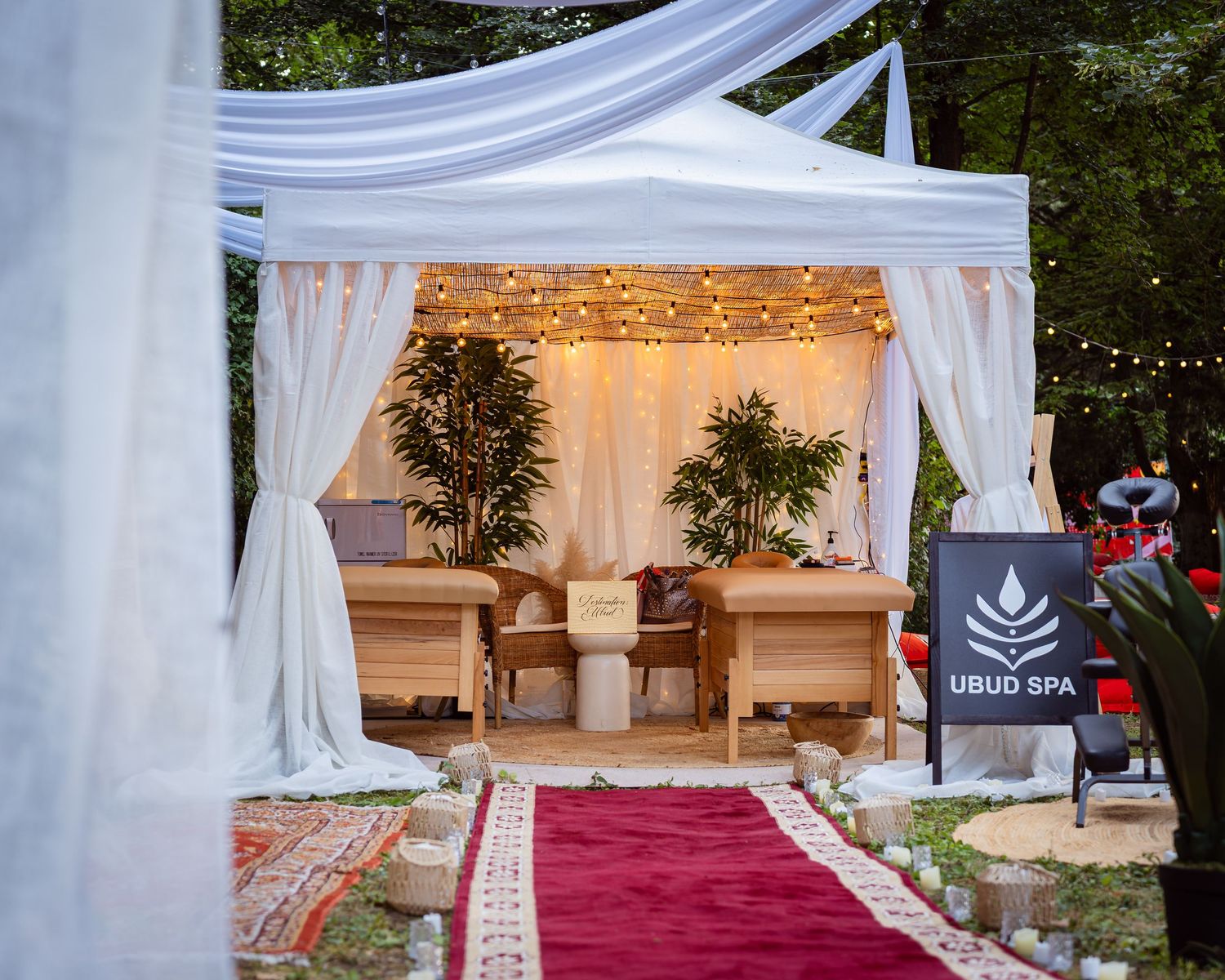 Cort elegant de relaxare la festival cu draperii albe si lumini calde