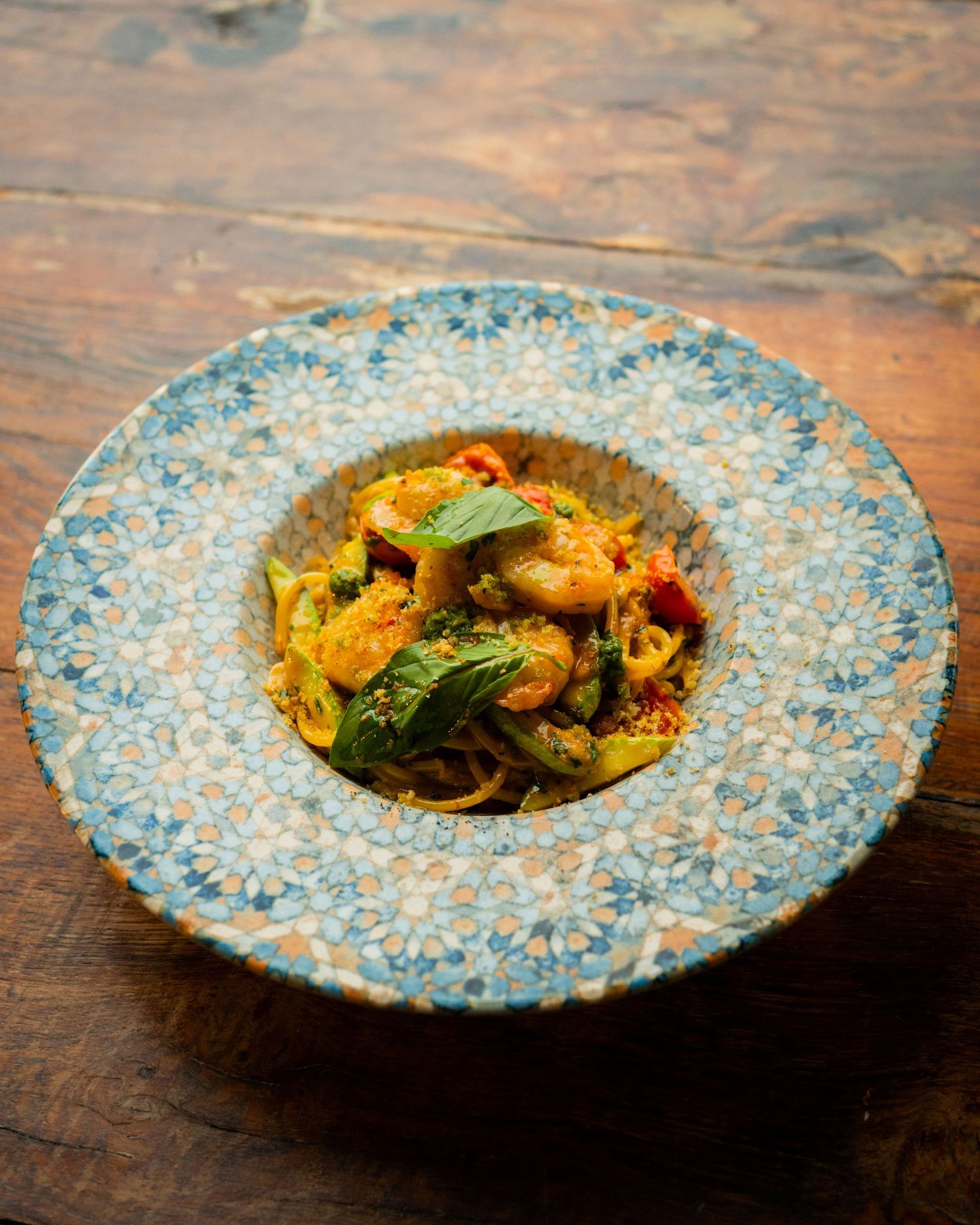 Paste cu creveti si dovlecel intr-un bol decorativ, fotografie culinara pentru restaurant