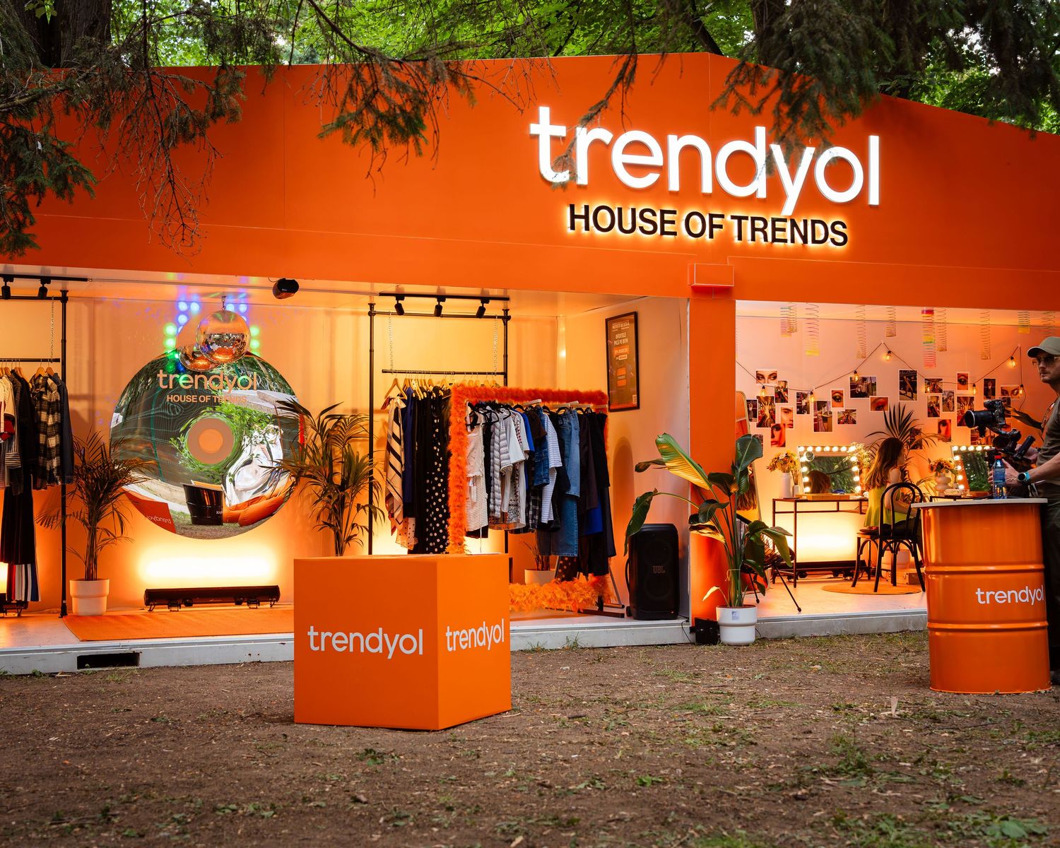 Trendyol House of Trends stand comercial portocaliu de pop-up shop amenajat la un festival in aer liber