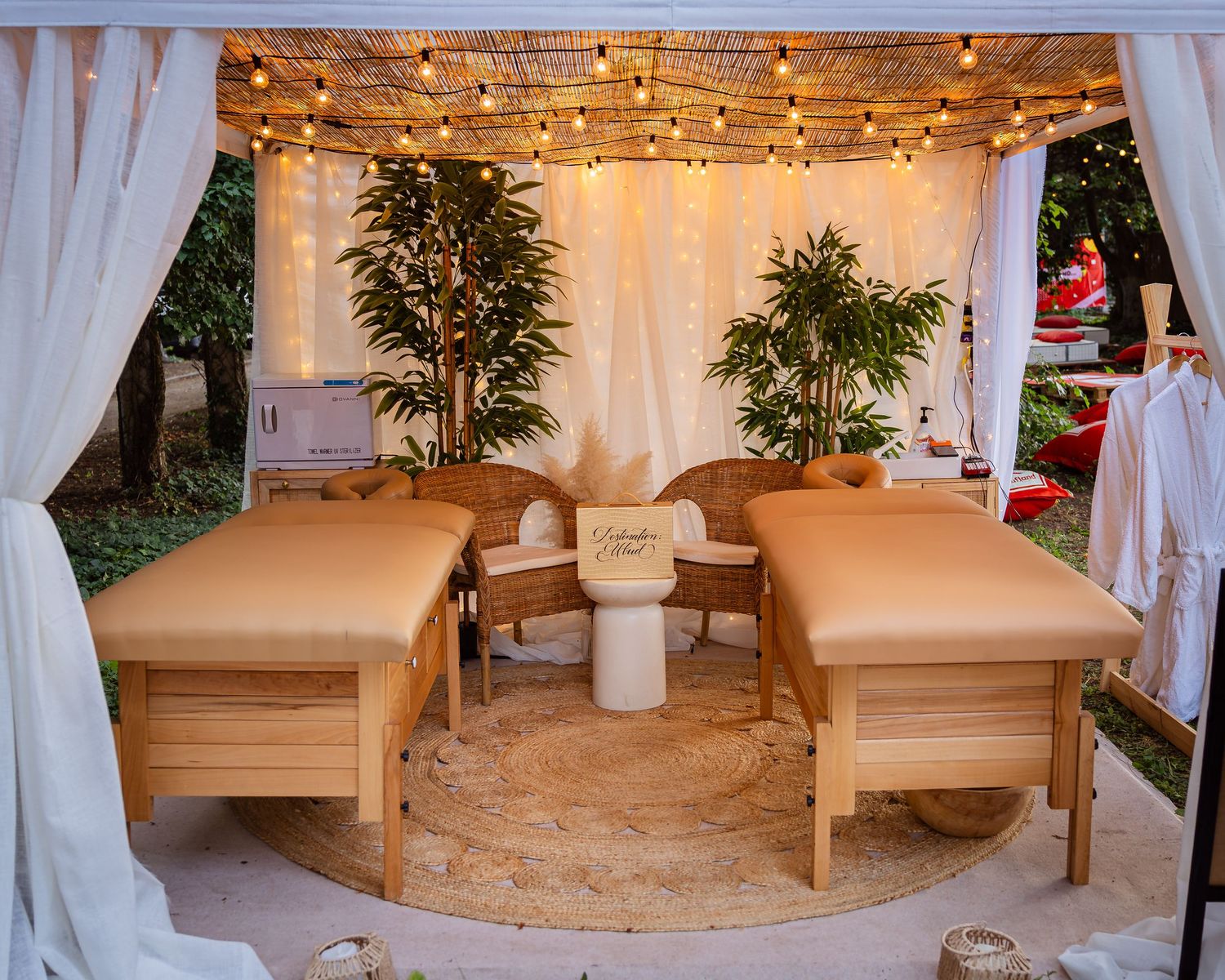 Cabana eleganta de spa in aer liber cu lumini calde si plante decorativ