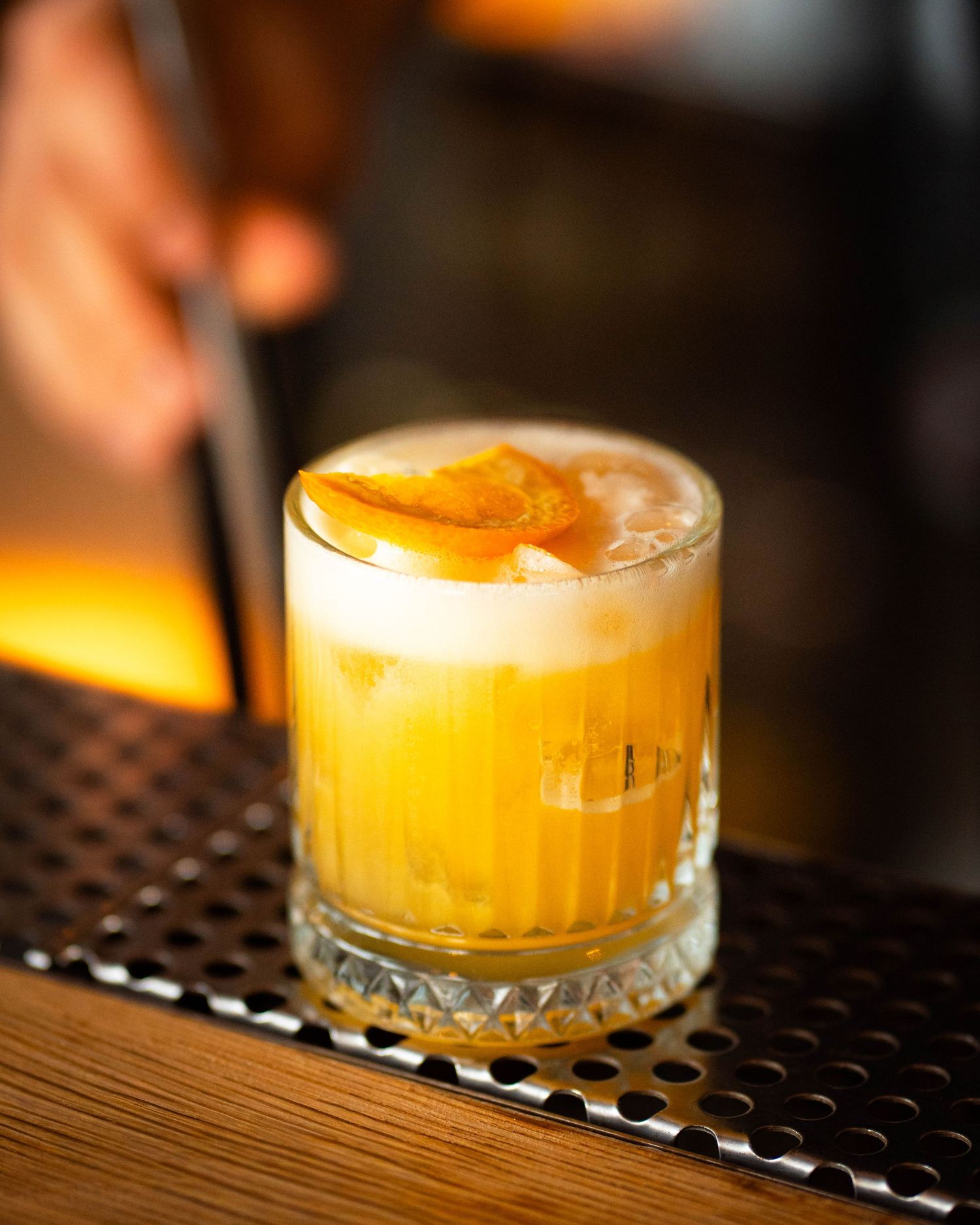 Cocktail whiskey sour cu spuma si decor de portocala, fotografie comerciala de bauturi