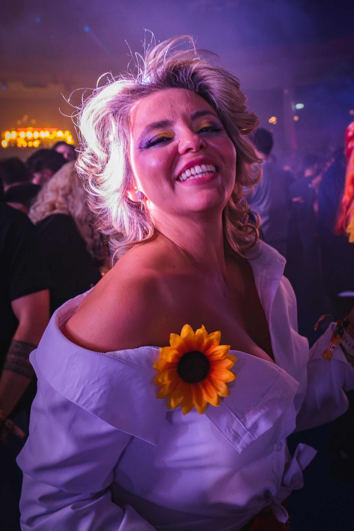 Tanara zambind fericita in timp ce danseaza la un festival de muzica
