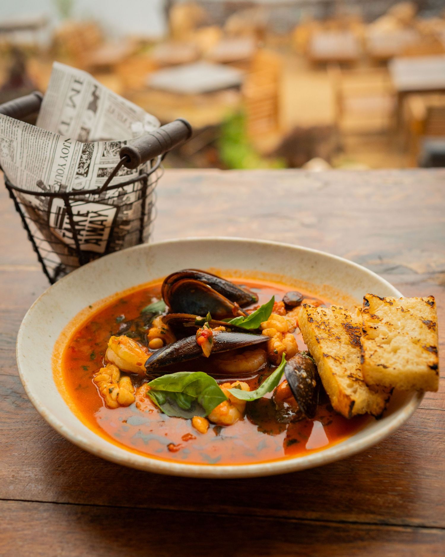 Bol cu supa de fructe de mare, midii si creveti pe masa din lemn, fotografie de produs culinar
