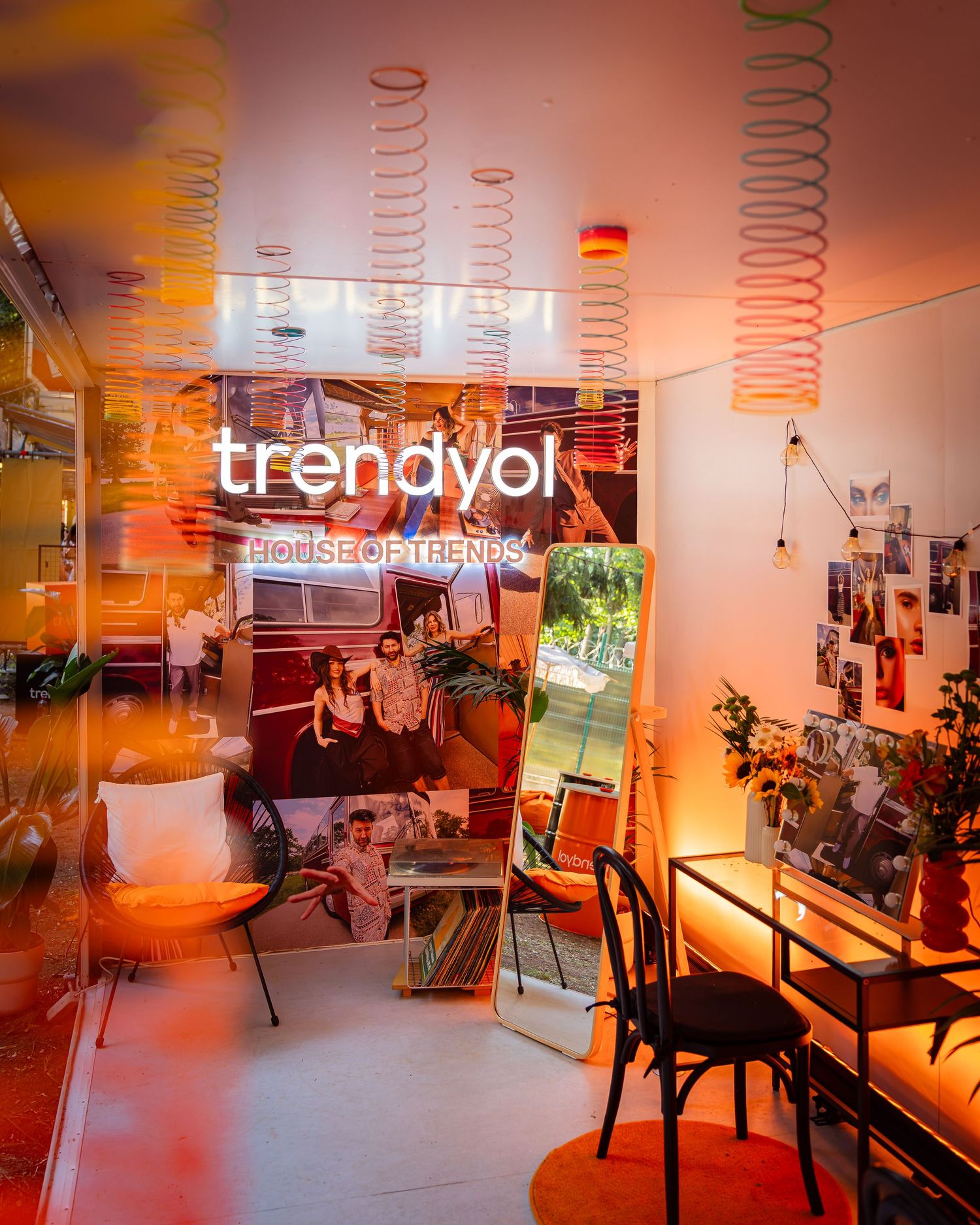 Amenajare interioara pop-up Trendyol cu lumini neon si semne de brand la un festival
