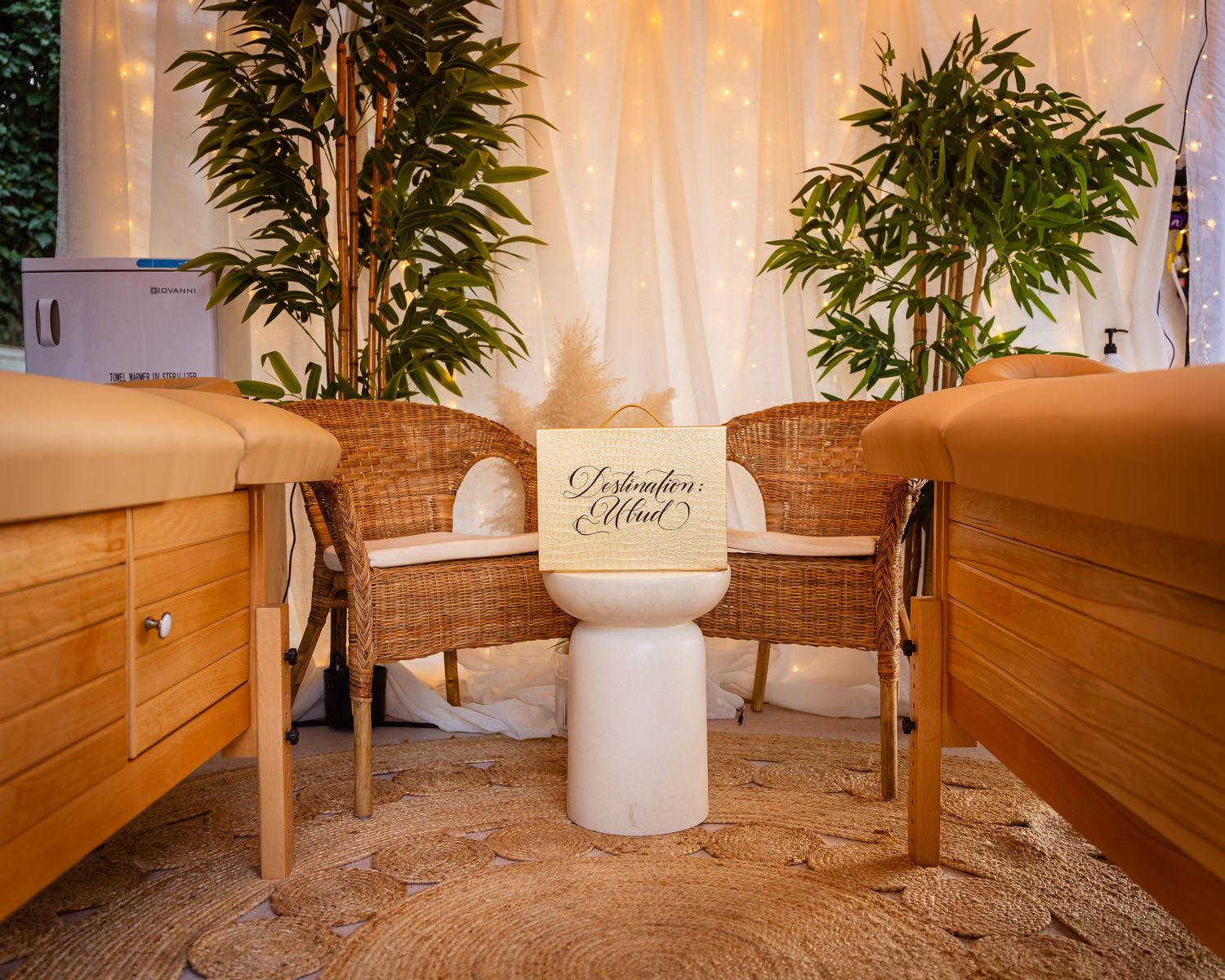Amenajare relaxanta de spa cu mese de masaj si arbori de bambus la un eveniment
