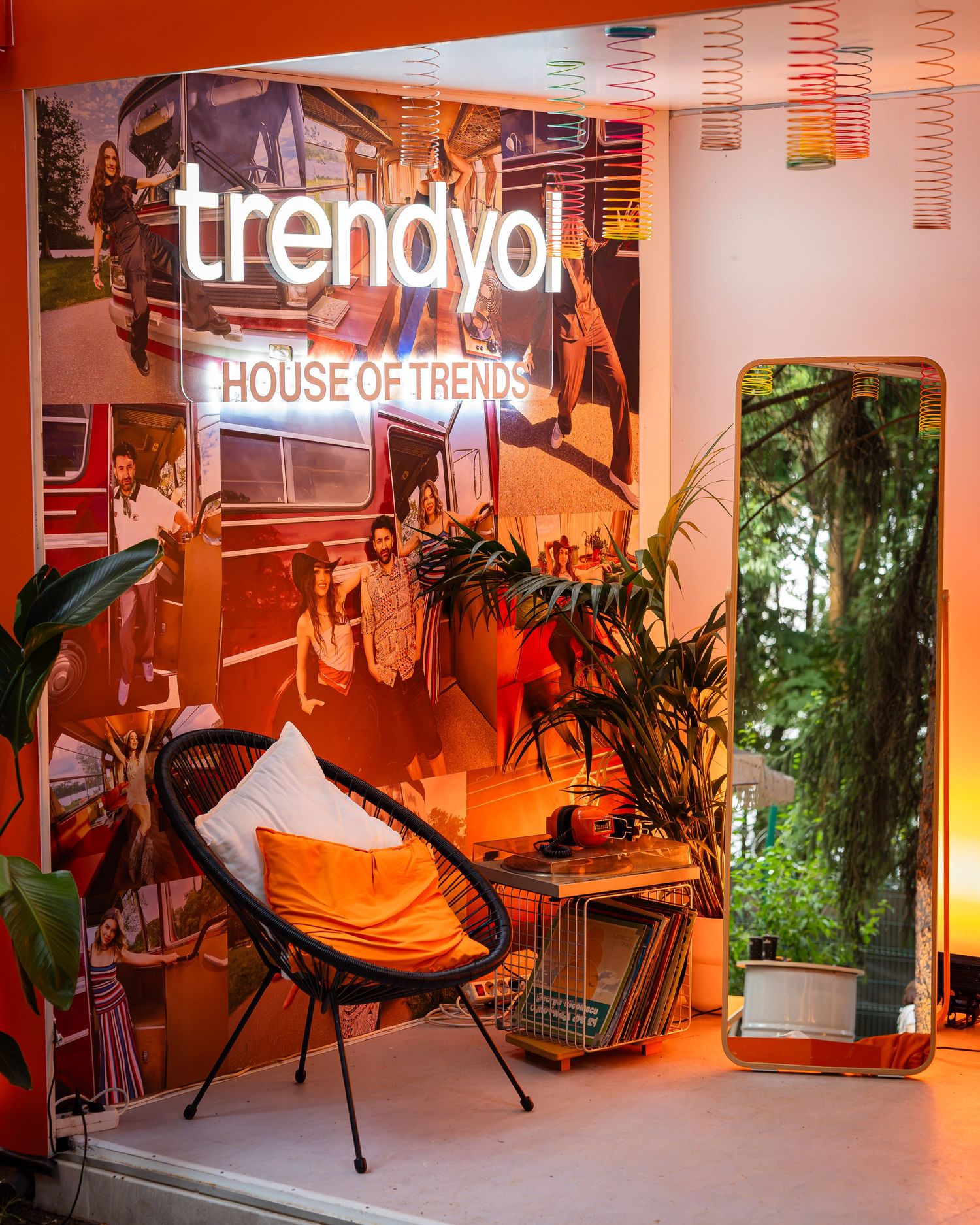 Trendyol amenajare comerciala de brand cu scaun de rachita si lumini neon la eveniment