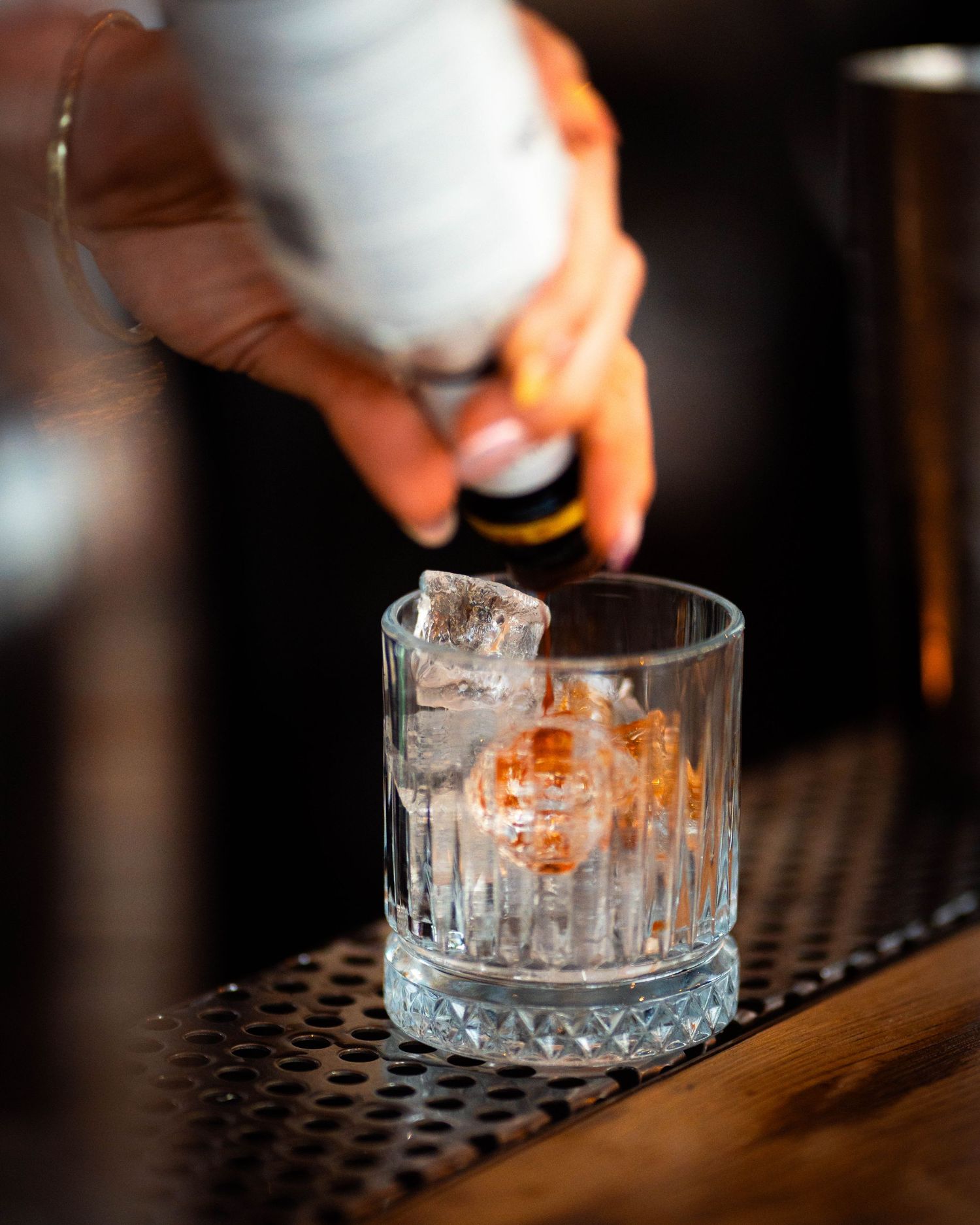 Barman pregatind un cocktail cu gheata, fotografie comerciala de produs si locatie