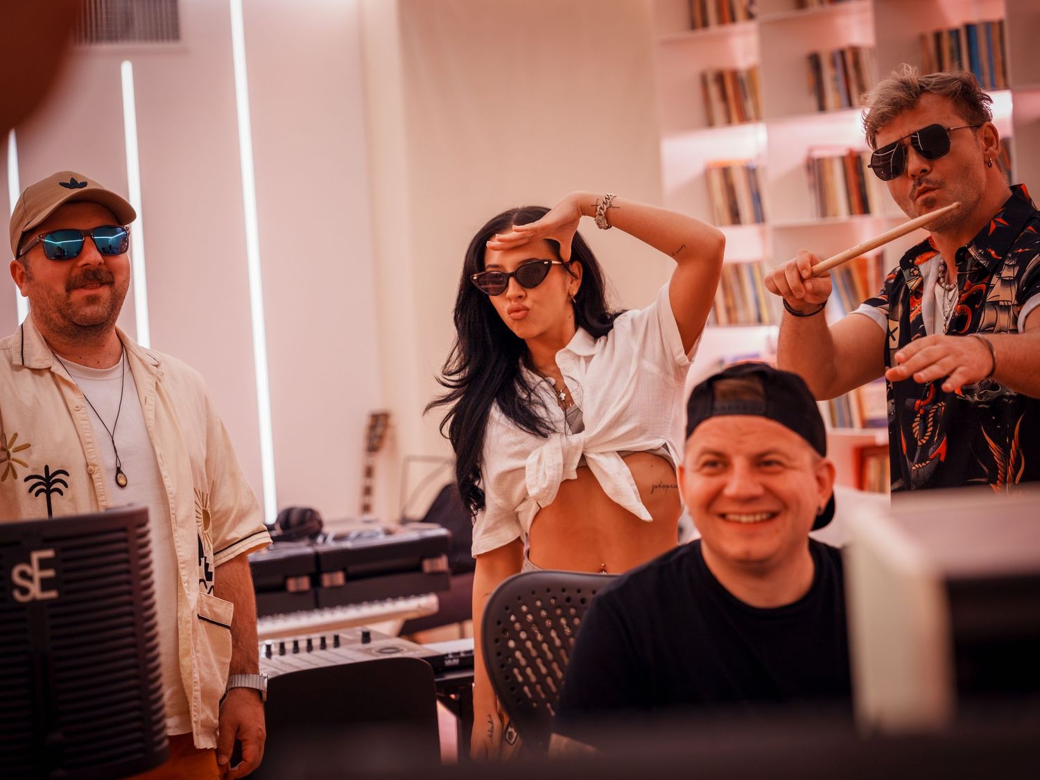 Producatori si artisti muzicali colaborand intr-un studio modern de inregistrari