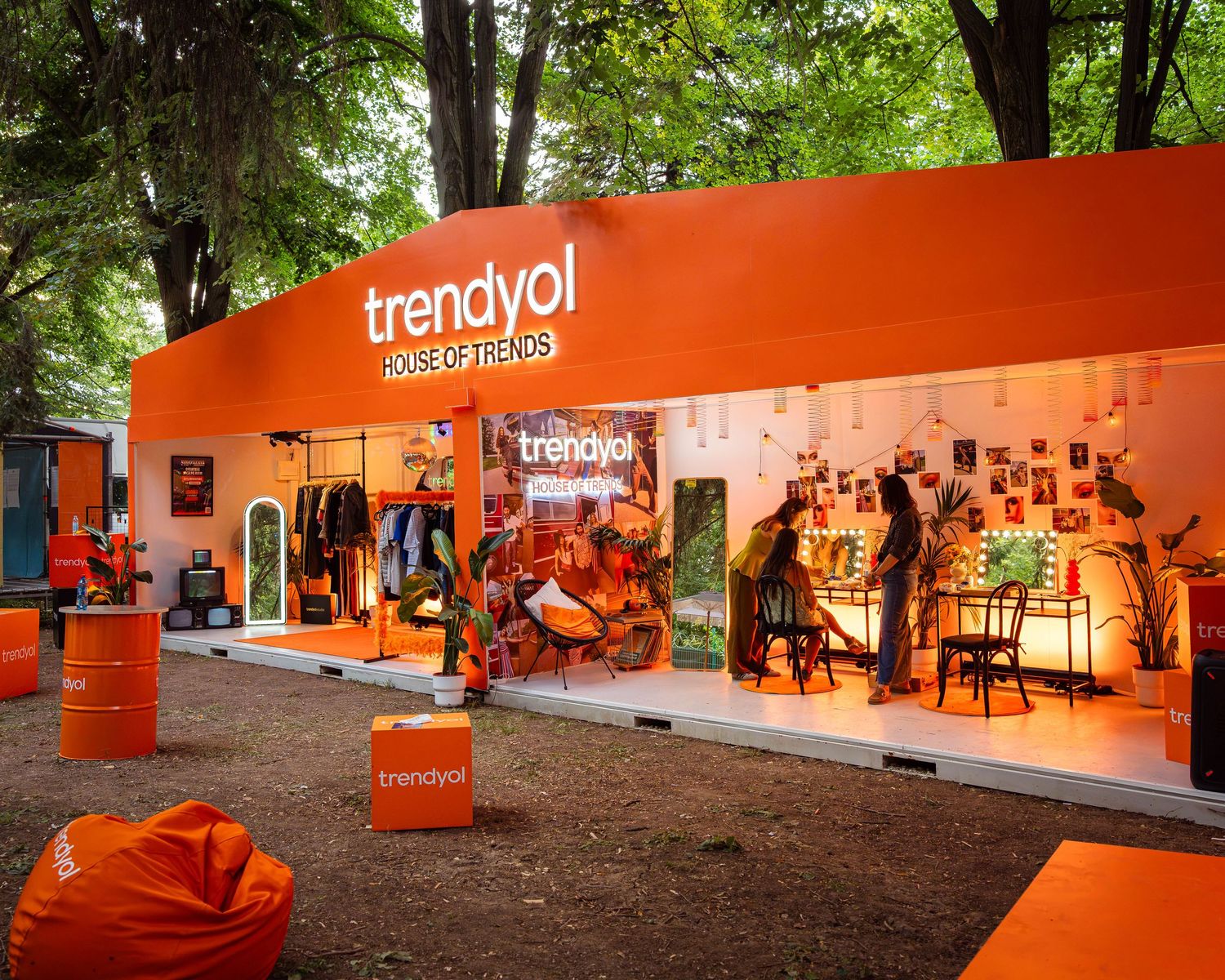 Stand comercial pop-up Trendyol amenajat intr-un parc la un festival