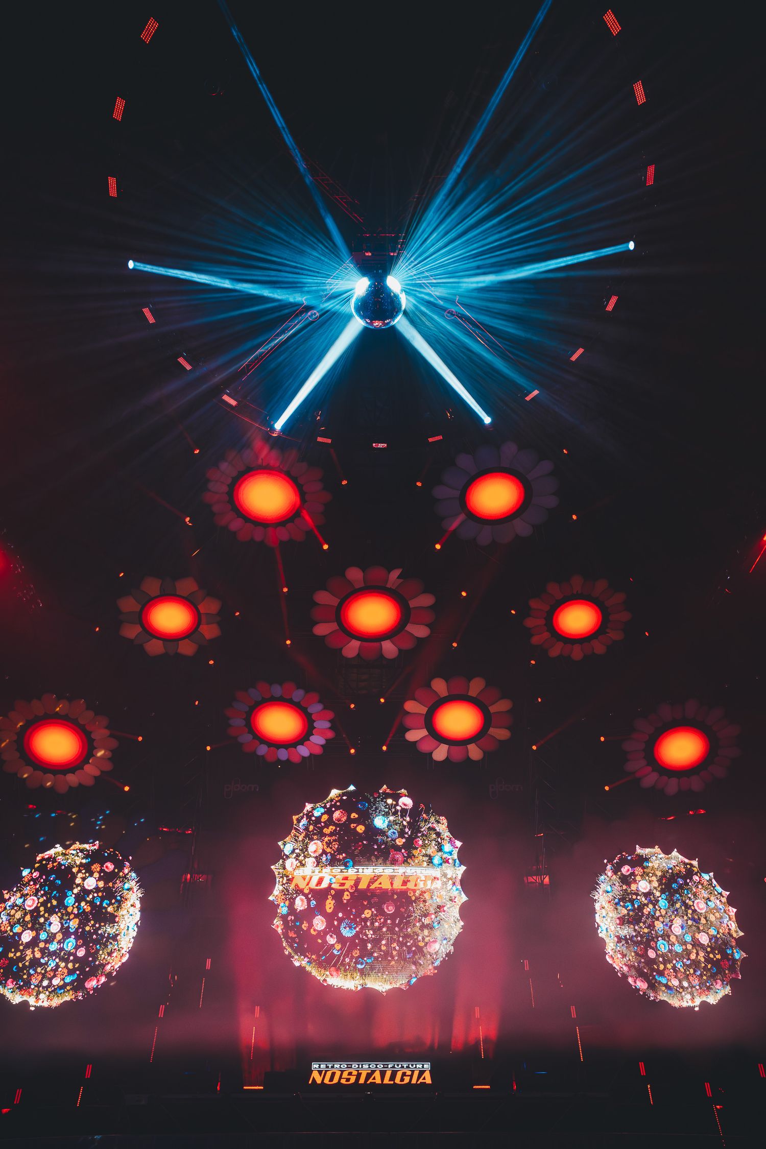 Spectacol de lumini cu globuri disco si lasere pe scena la evenimentul Nostalgia