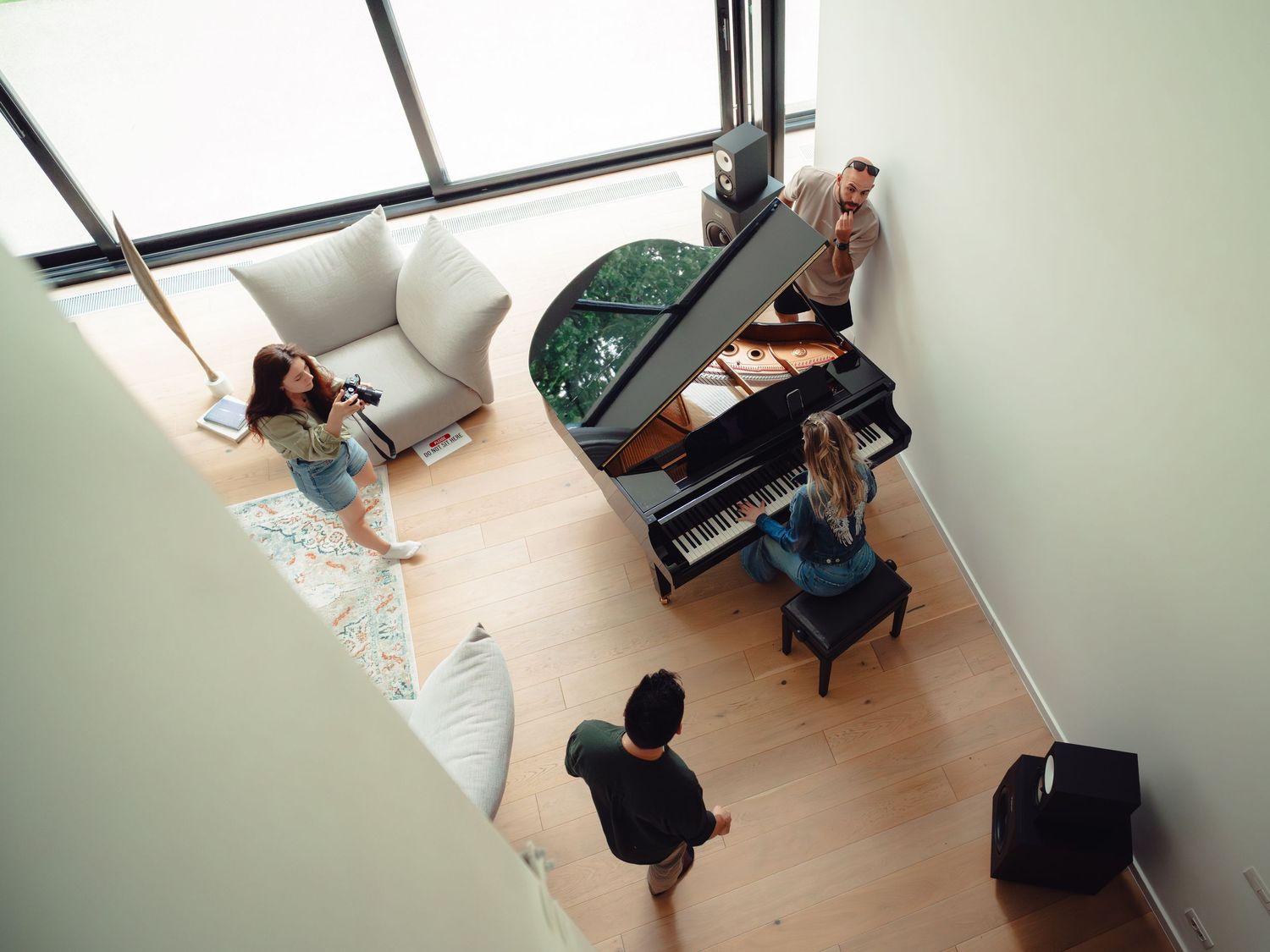 Vedere aeriana dintr-un living modern cu muzicieni cantand la pian, fotografie comerciala de locatie