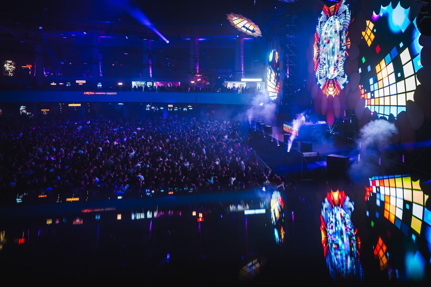 Vedere generala aeriana cu multimea si scena iluminata la un concert de festival