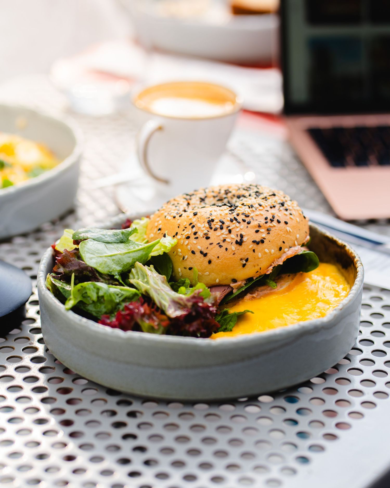 Burger gourmet servit alaturi de cafea si laptop pe masa, fotografie comerciala